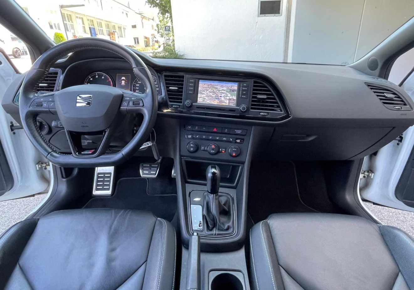 SEAT LEON 2.0 TSI Cupra 280 DSG CH-Auto 52% unter NP in Perlweiss-image-9