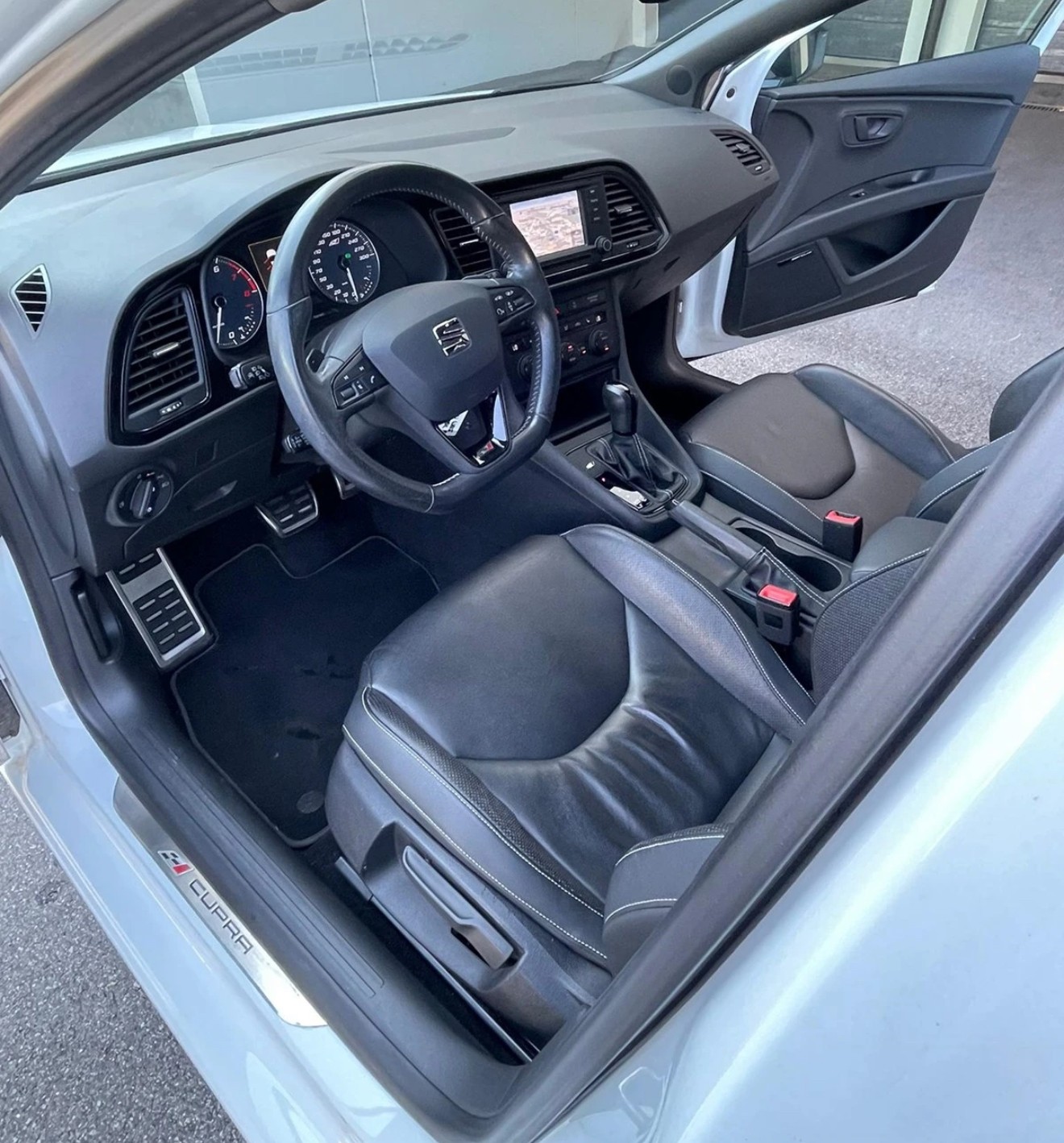 SEAT LEON 2.0 TSI Cupra 280 DSG CH-Auto 52% unter NP in Perlweiss-image-8