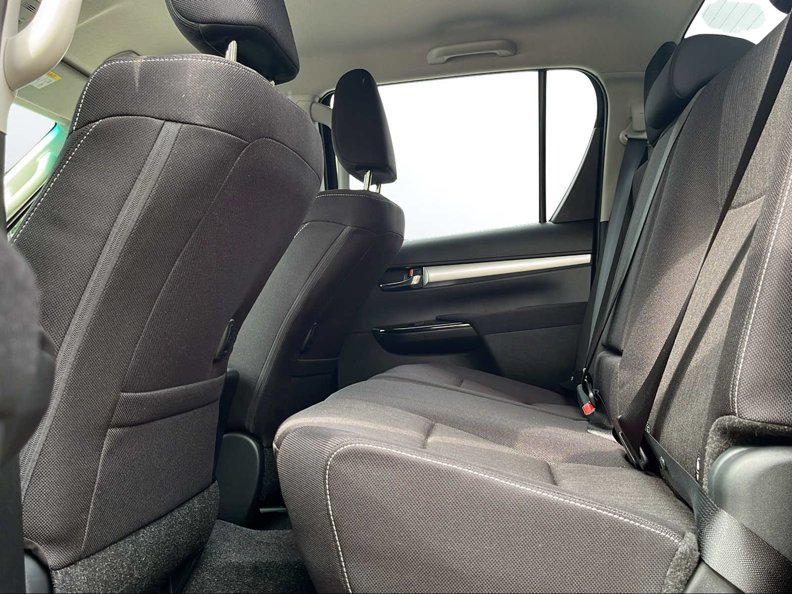TOYOTA Hilux 2.8d MHEV Style Double Cab 4x4-image-9