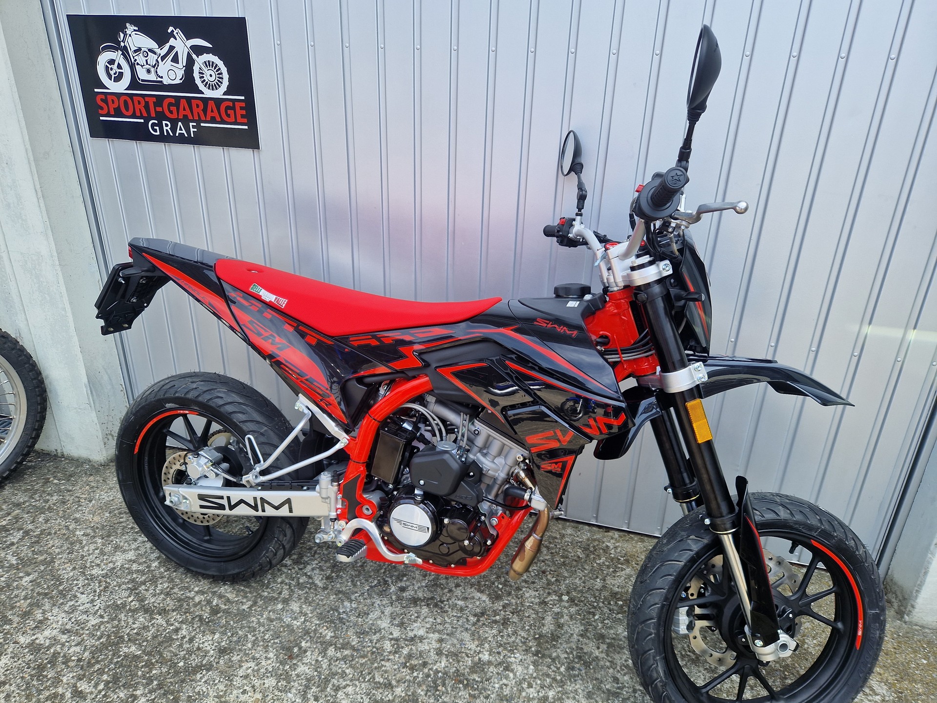 SWM Supermoto MY 2025-showroom-element-1