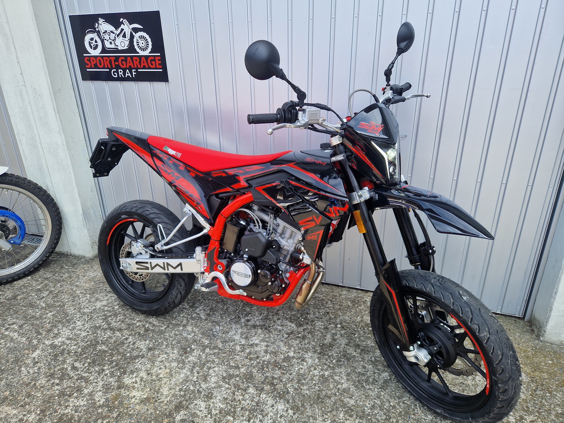 SWM Supermoto MY 2025-showroom-element-3