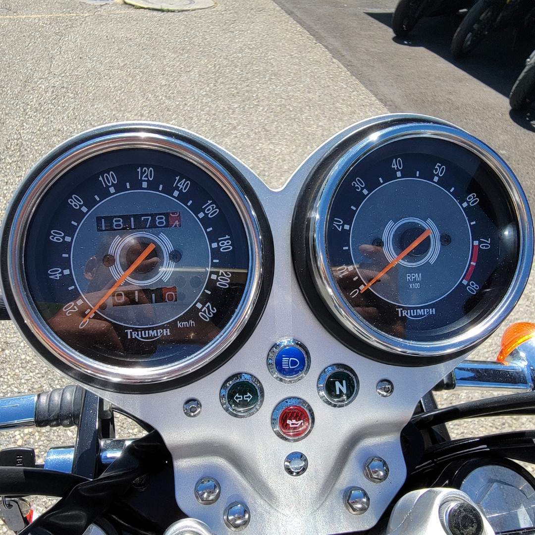 TRIUMPH Bonneville 900 T100-image-9
