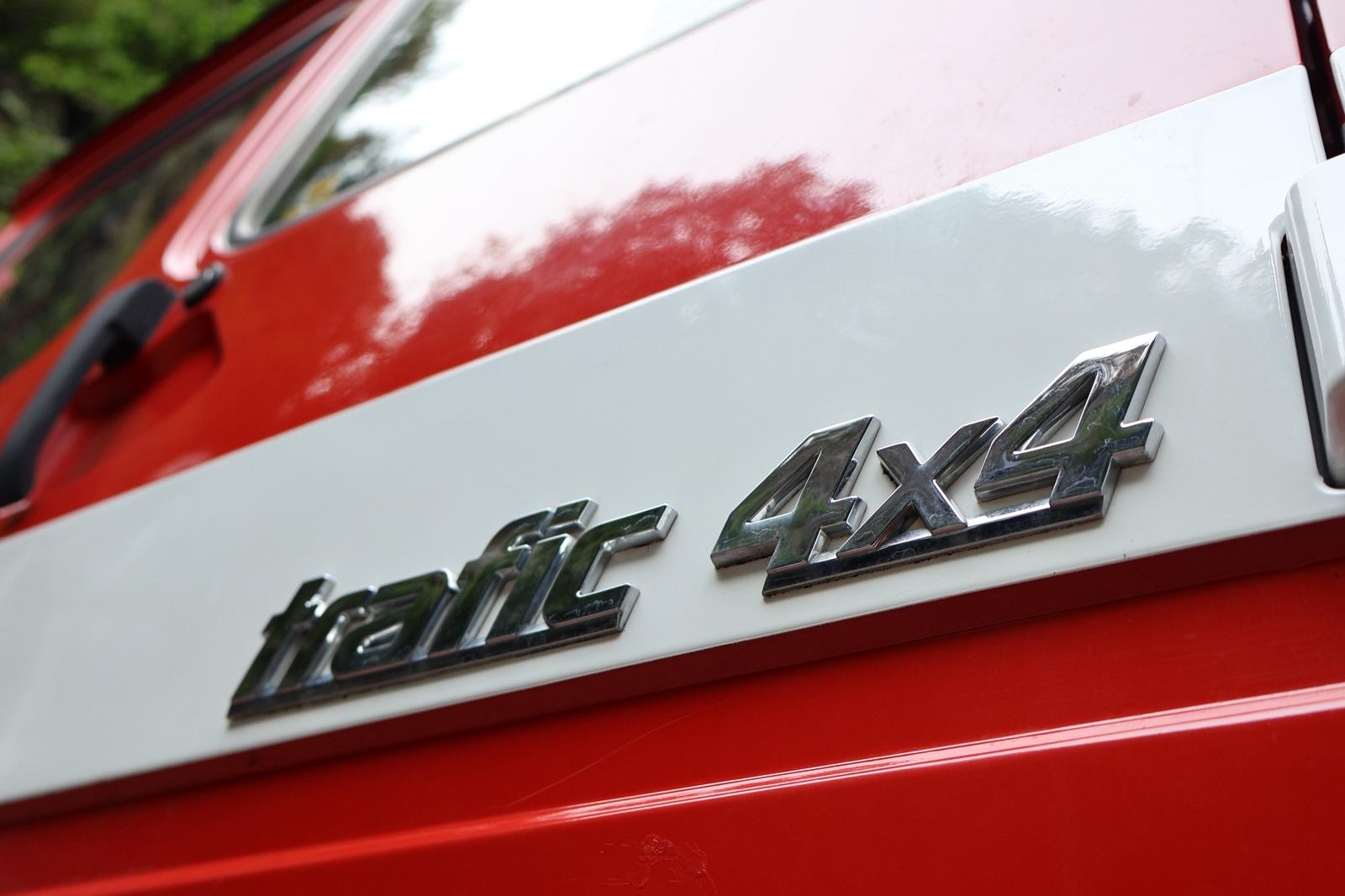 RENAULT TRAFIC-image-12