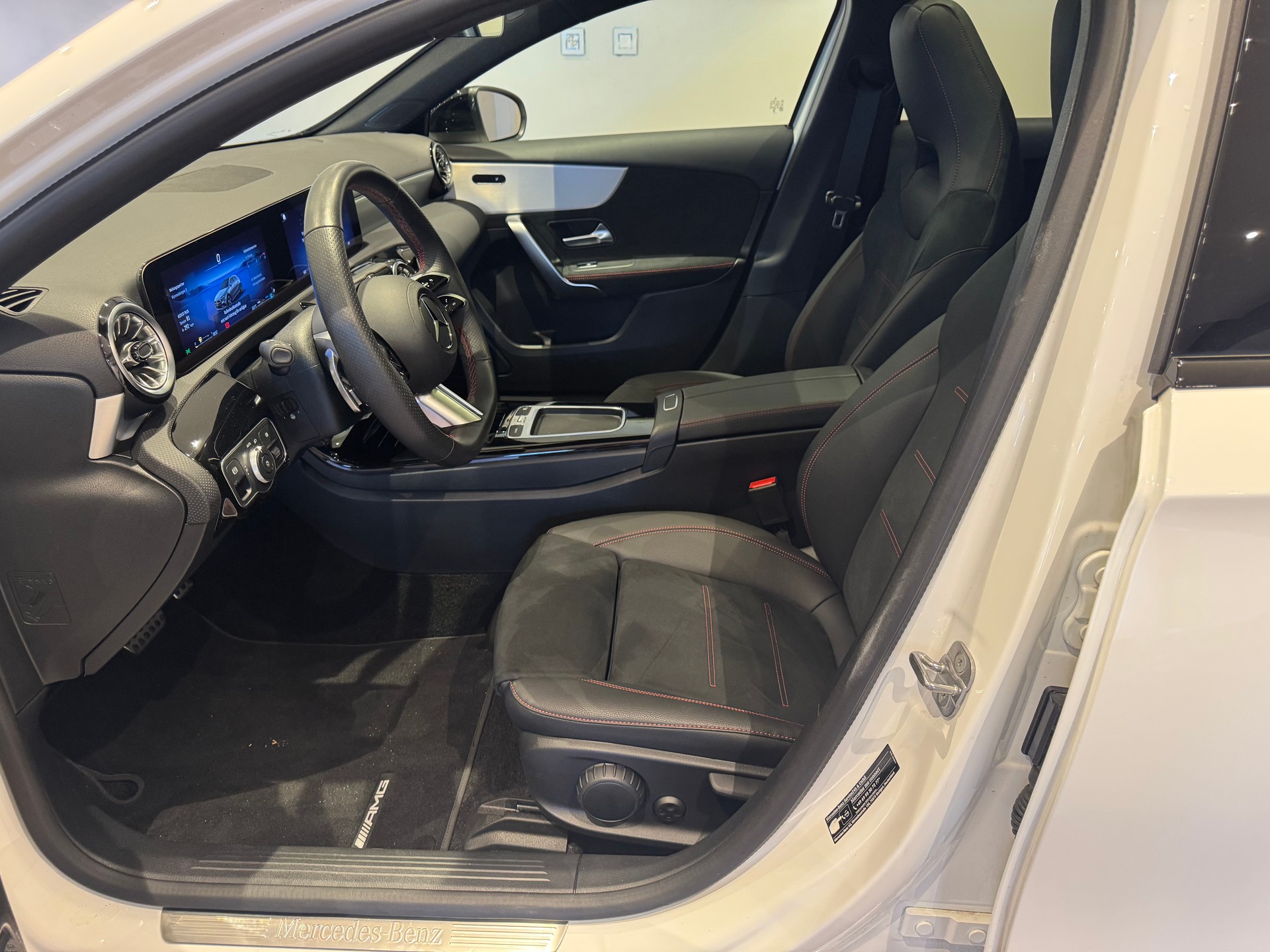 MERCEDES-BENZ A 250 AMG Line 4m-image-12