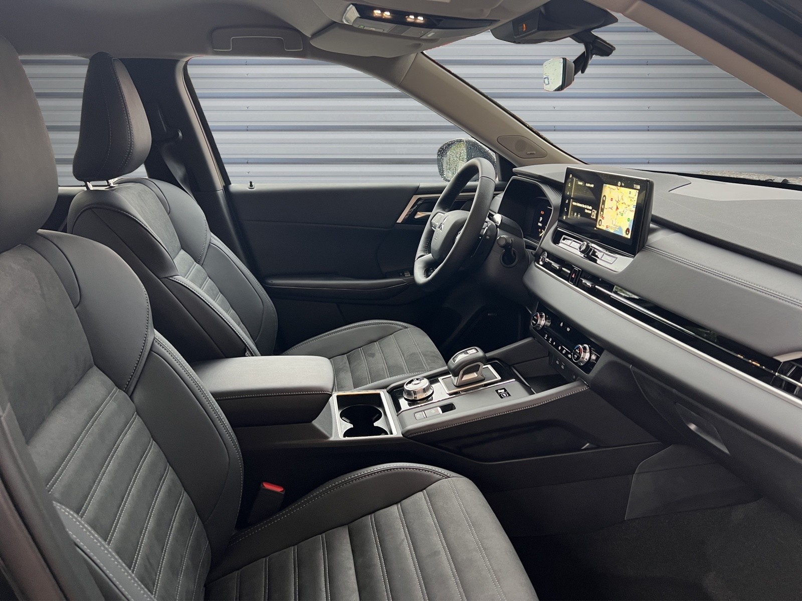 MITSUBISHI Outlander 2.4 PHEV Intense 4WD Automatic-image-15