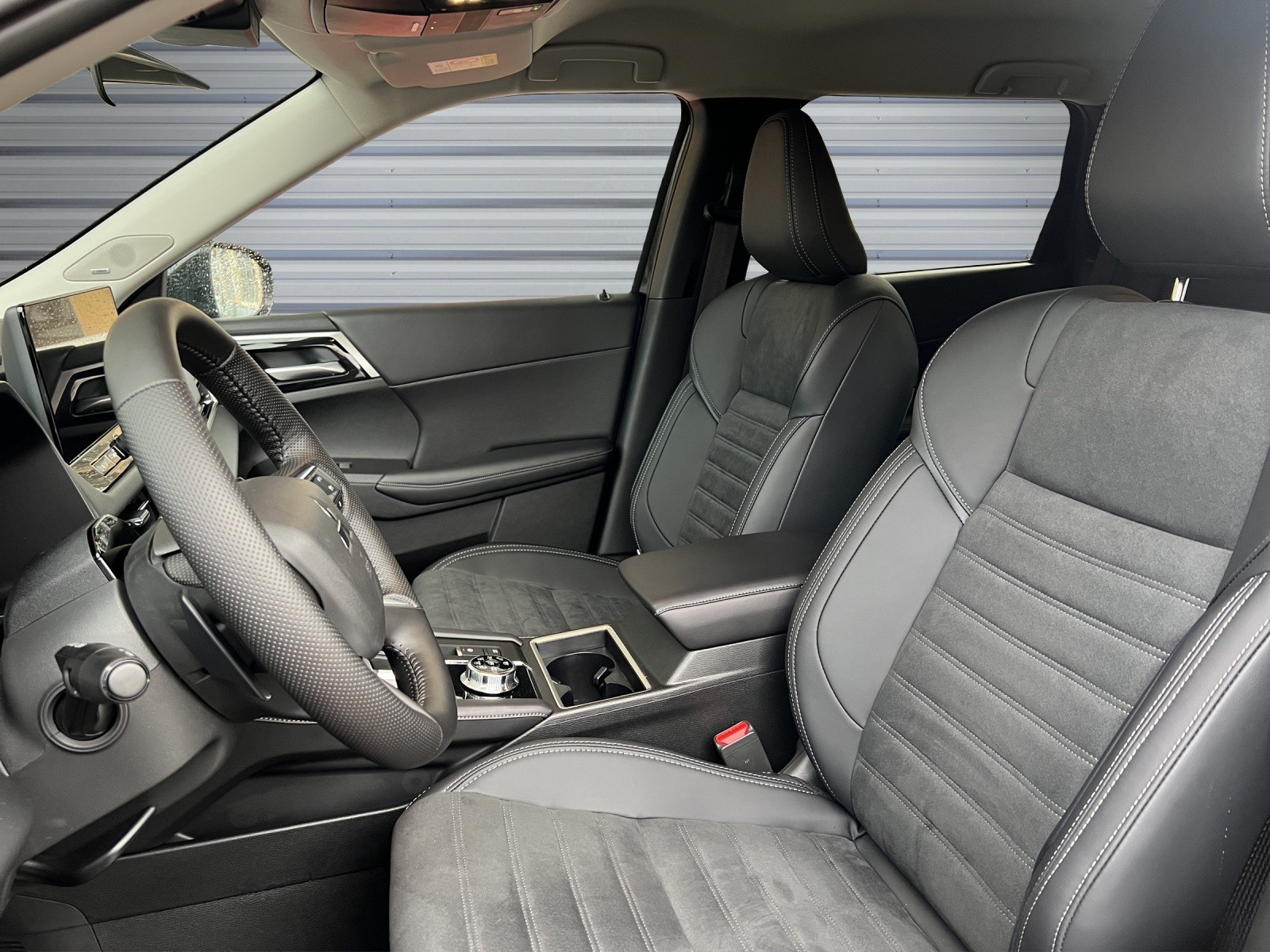 MITSUBISHI Outlander 2.4 PHEV Intense 4WD Automatic-image-8
