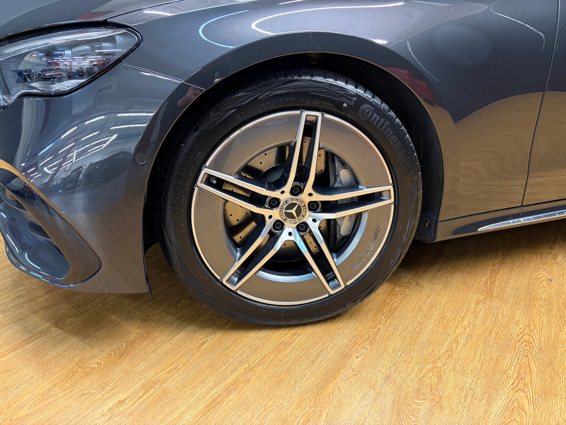 MERCEDES-BENZ E 450 4M - AMG / DISTRONIC / 360 Grad Kamera / 4D Soundsystem-image-1
