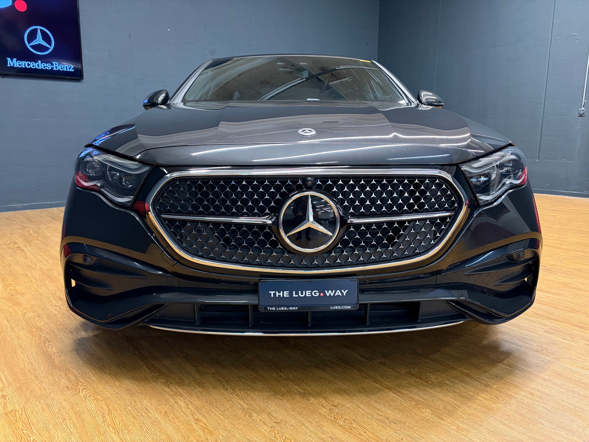 MERCEDES-BENZ E 450 4M - AMG / DISTRONIC / 360 Grad Kamera / 4D Soundsystem-image-4