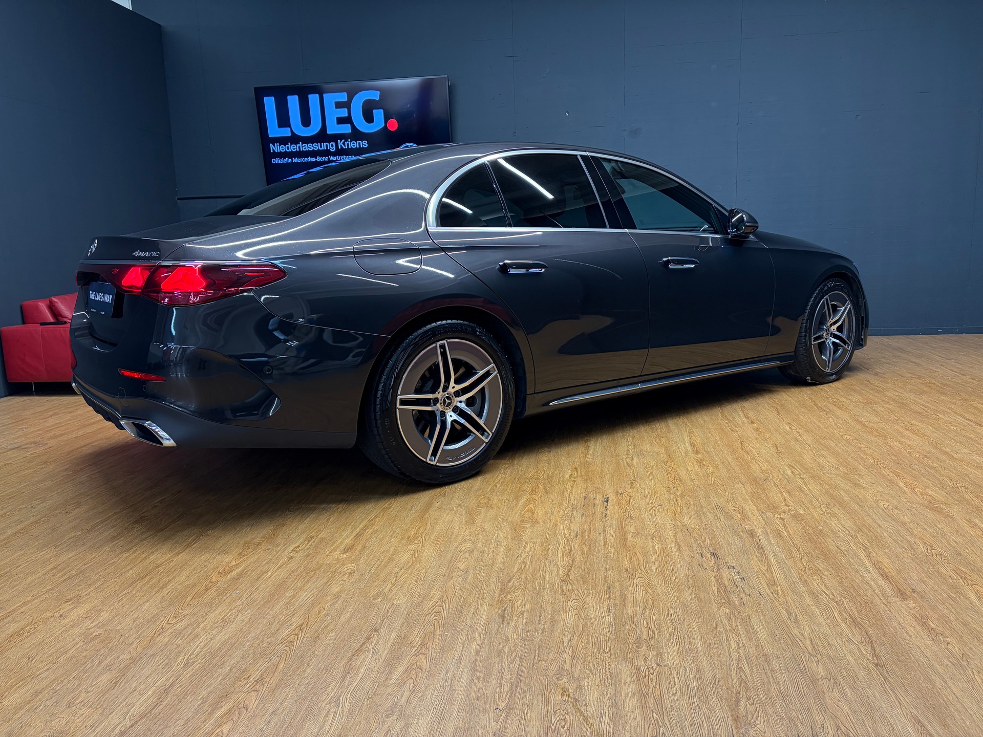 MERCEDES-BENZ E 450 4M - AMG / DISTRONIC / 360 Grad Kamera / 4D Soundsystem-image-7