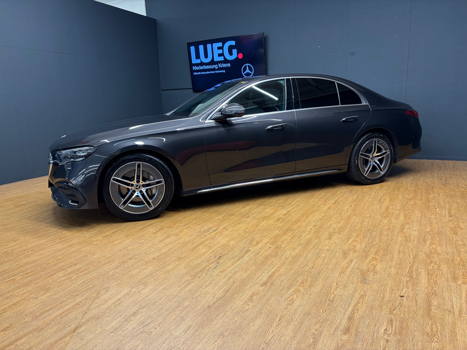 MERCEDES-BENZ E 450 4M - AMG / DISTRONIC / 360 Grad Kamera / 4D Soundsystem-image-8