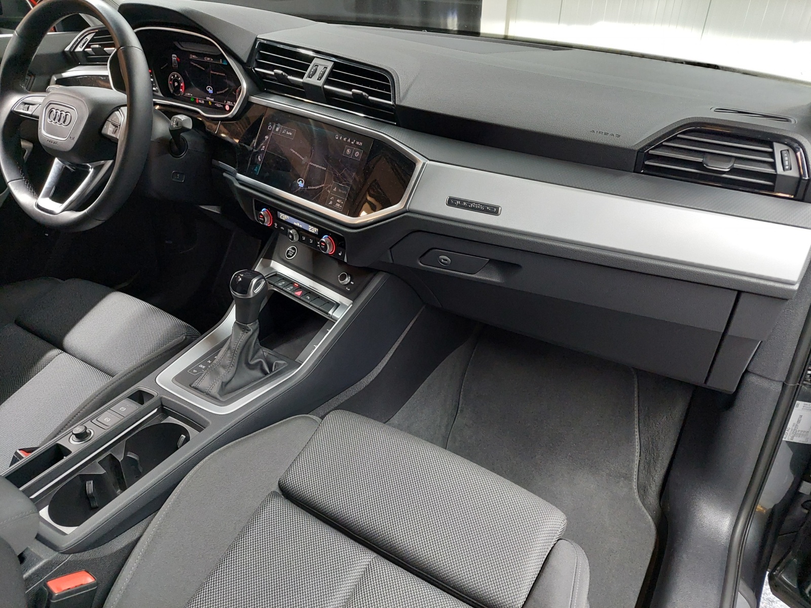 AUDI Q3 35 TDI S line quattro S-tronic-image-9