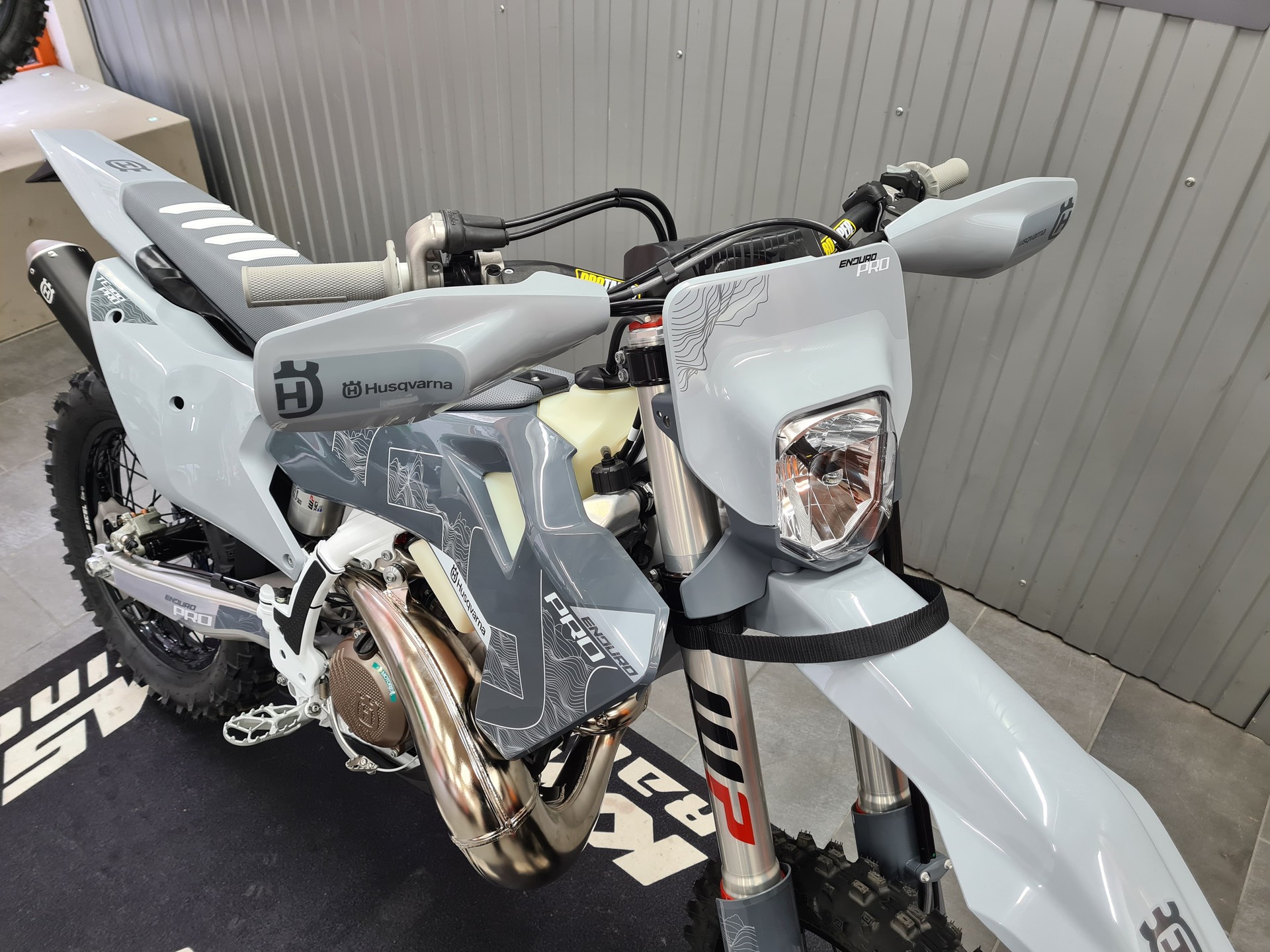 HUSQVARNA TE 300 PRO-showroom-element-2