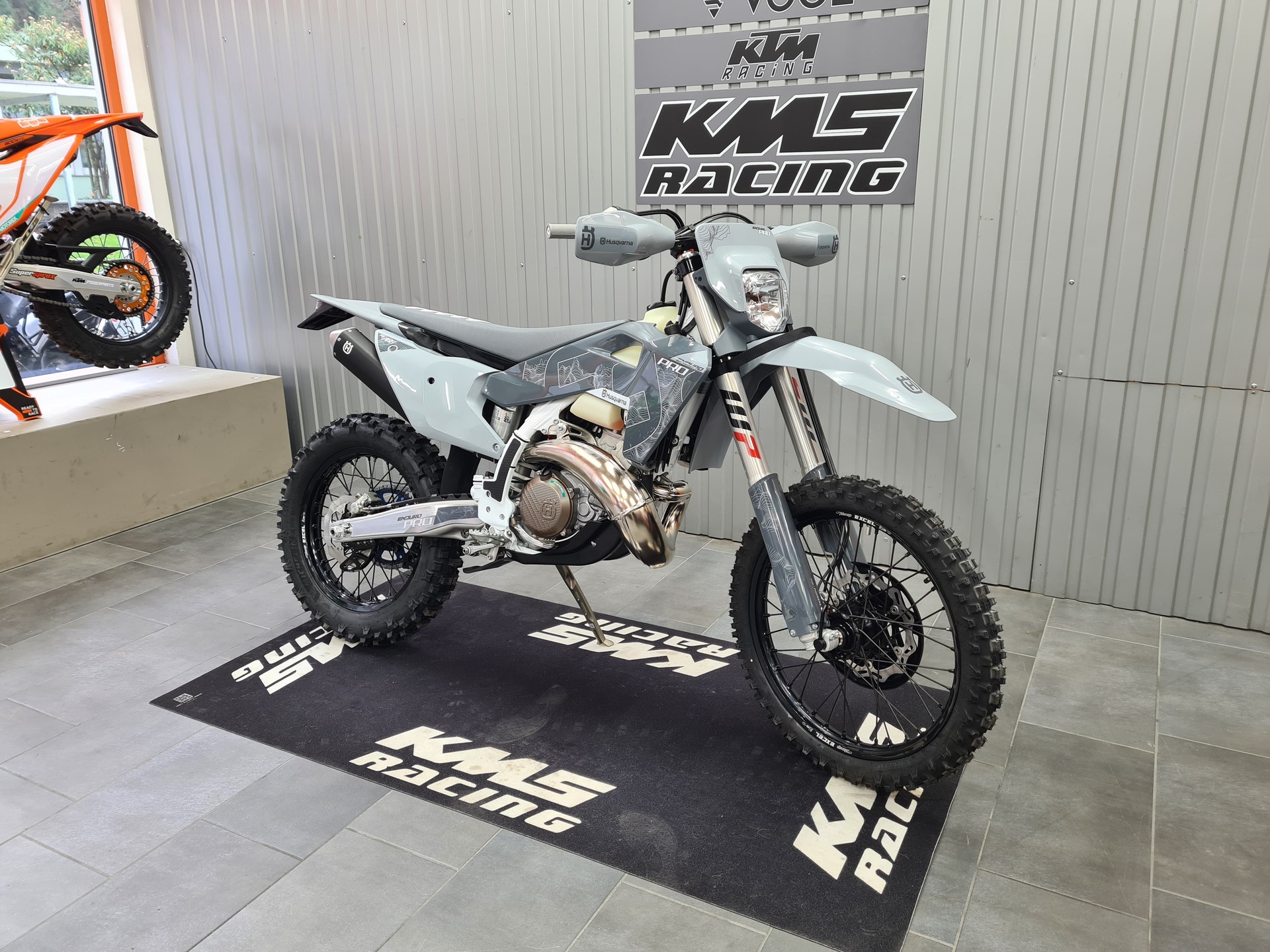 HUSQVARNA TE 300 PRO-showroom-element-1