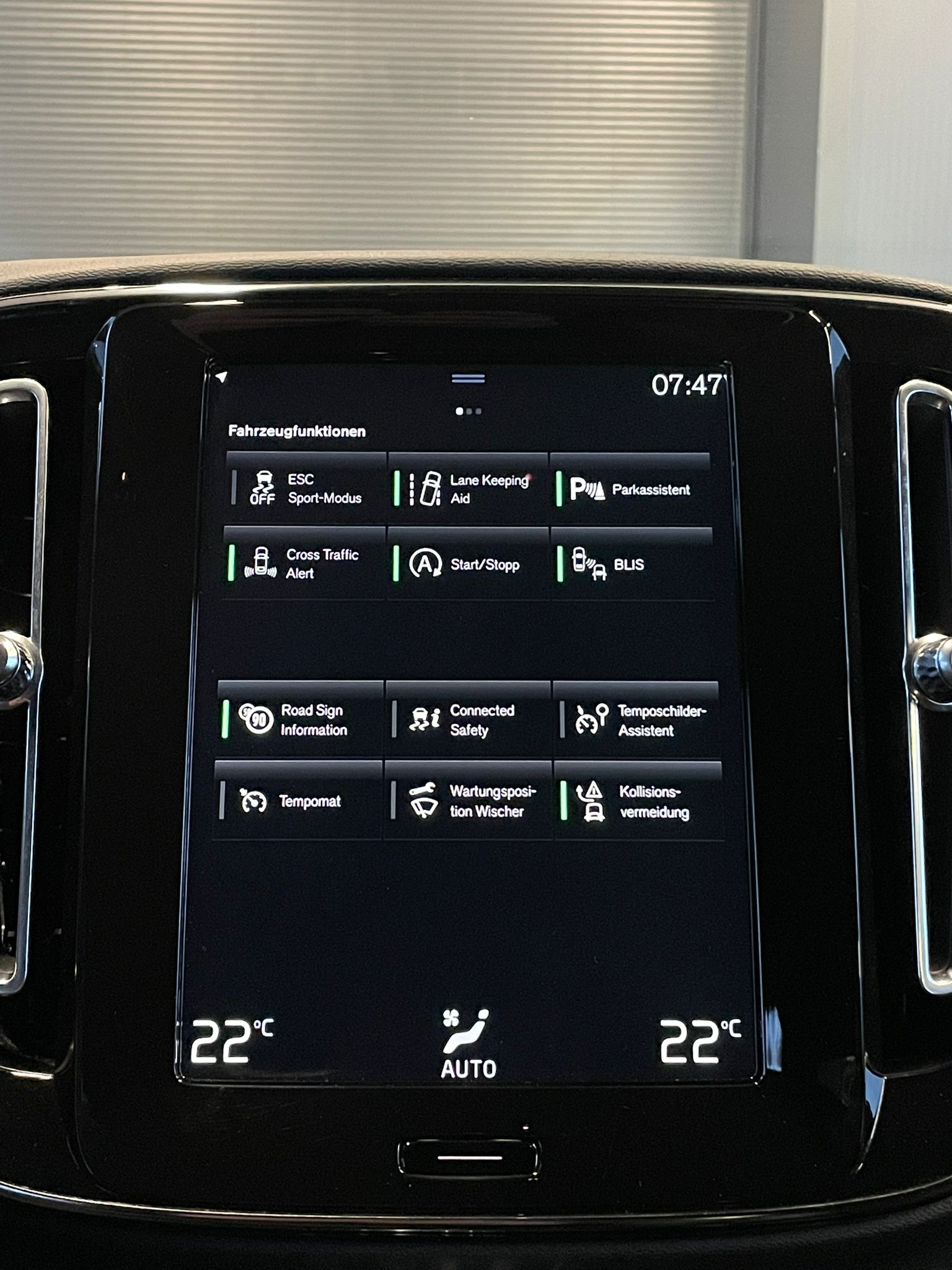 VOLVO XC40 1.5 T3 R-Design-image-10