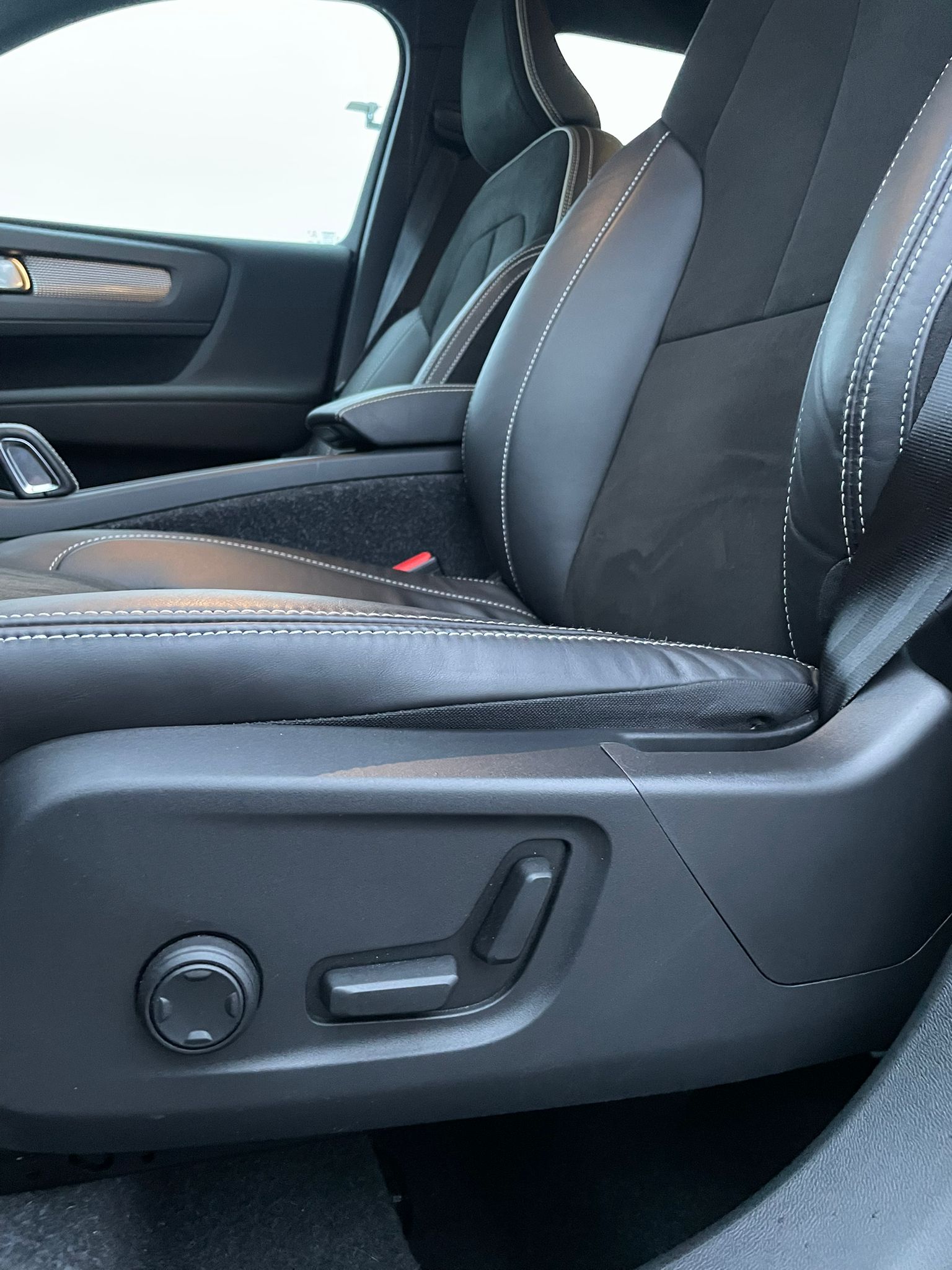 VOLVO XC40 1.5 T3 R-Design-image-6