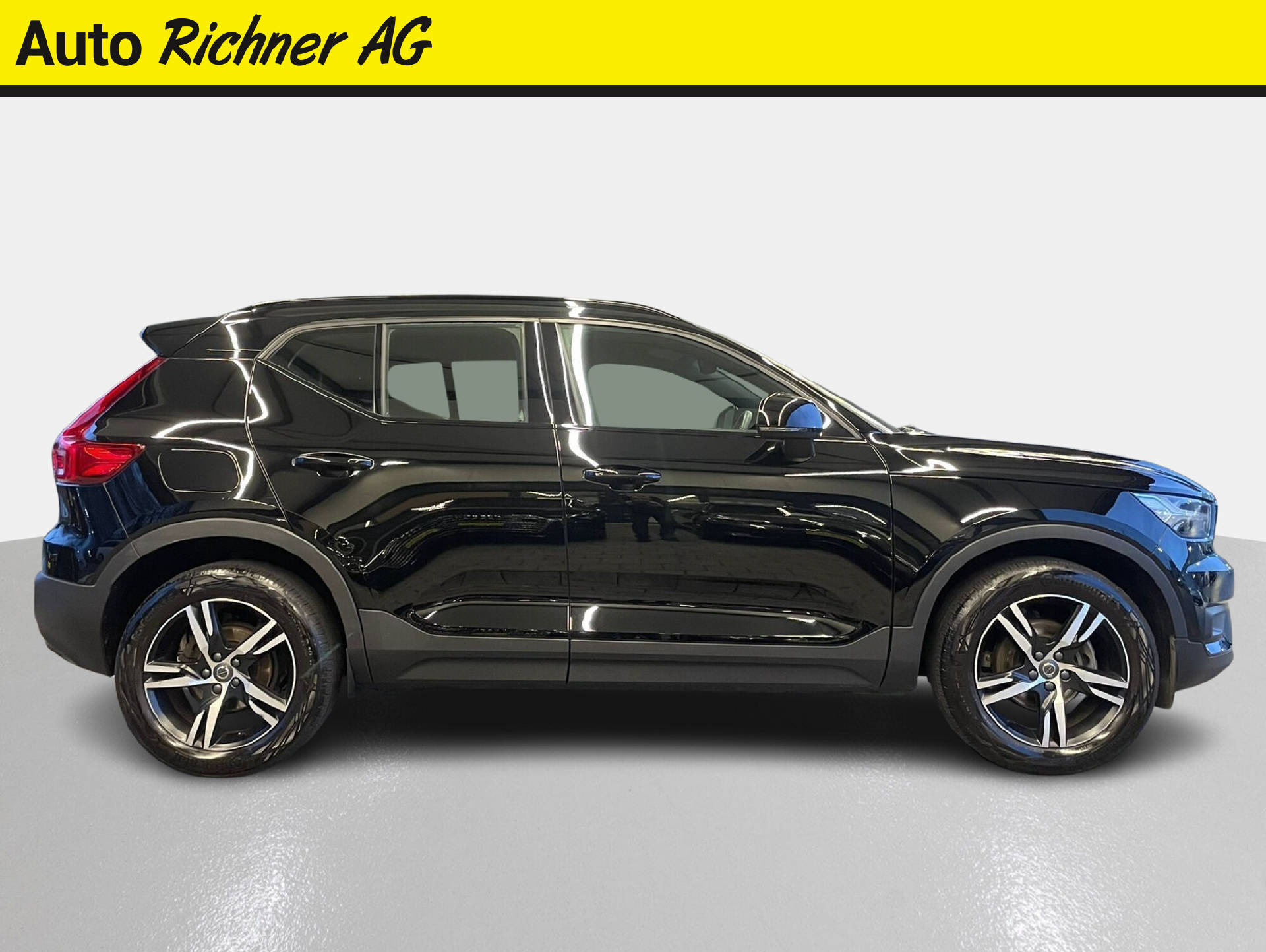 VOLVO XC40 1.5 T3 R-Design-image-2