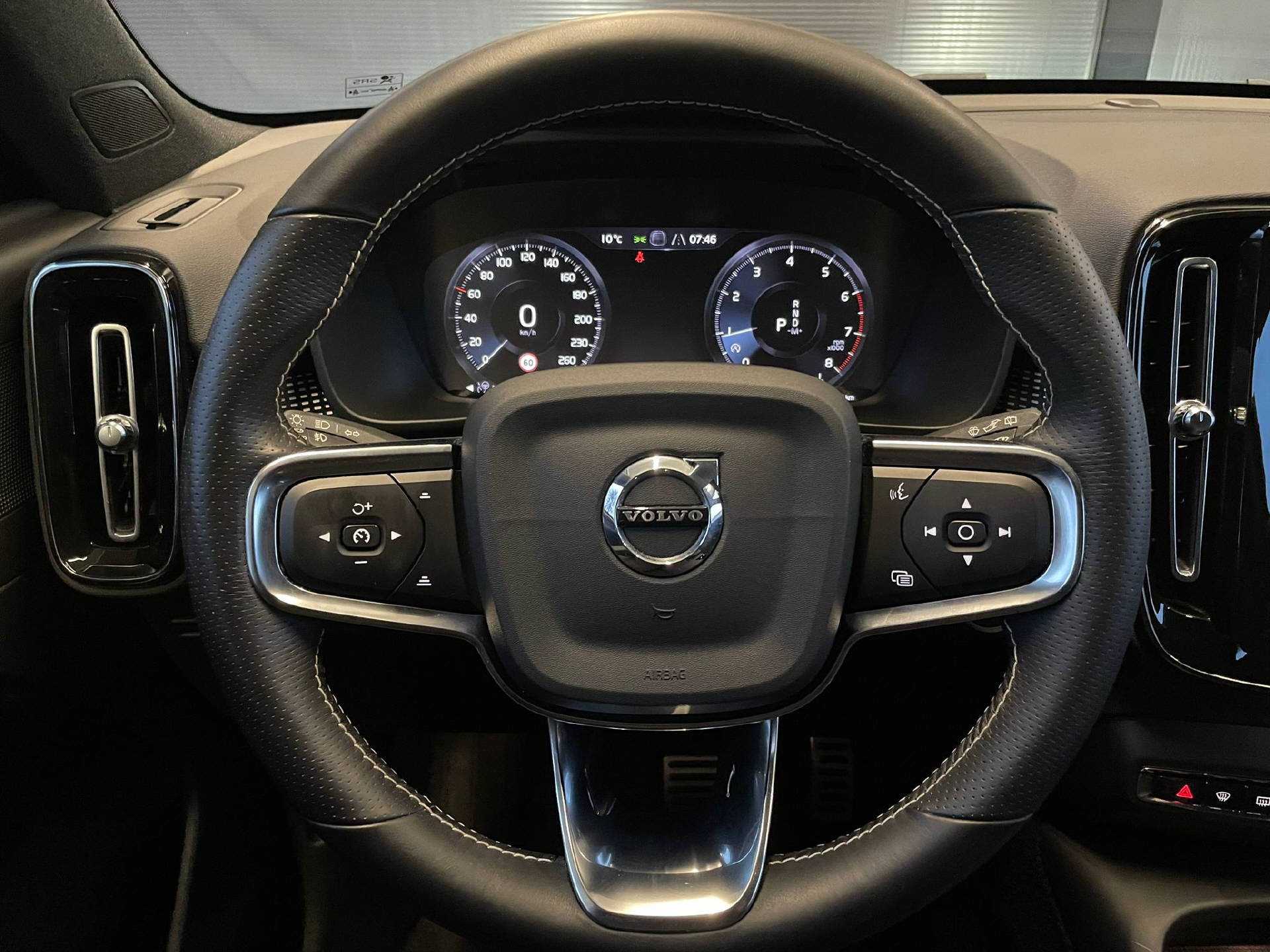 VOLVO XC40 1.5 T3 R-Design-image-8