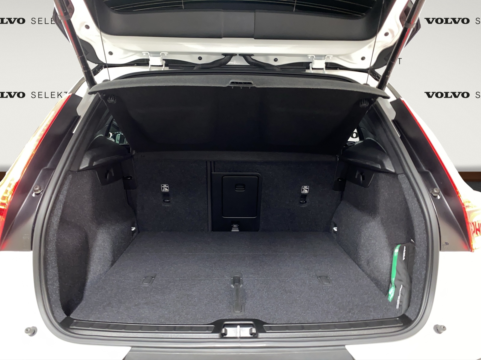 VOLVO XC40 P8 Twin Pro AWD-image-13