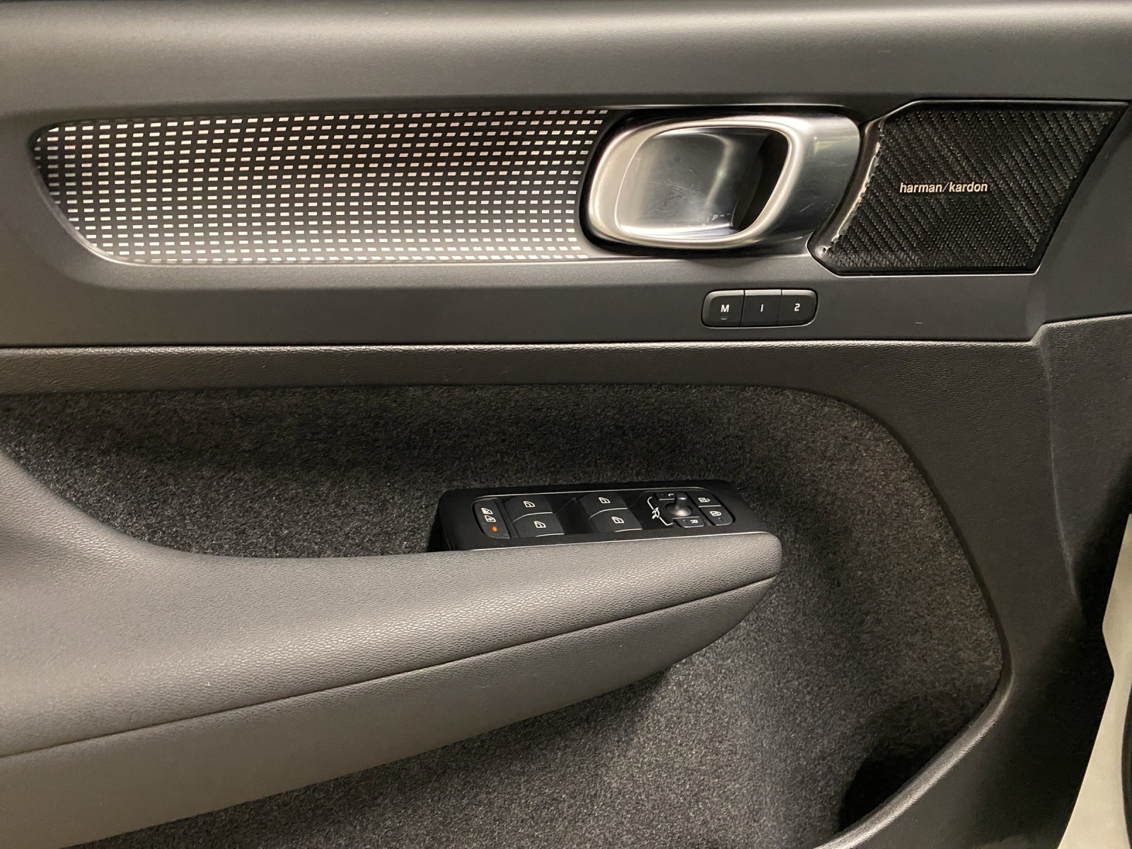 VOLVO XC40 P8 Twin Pro AWD-image-11