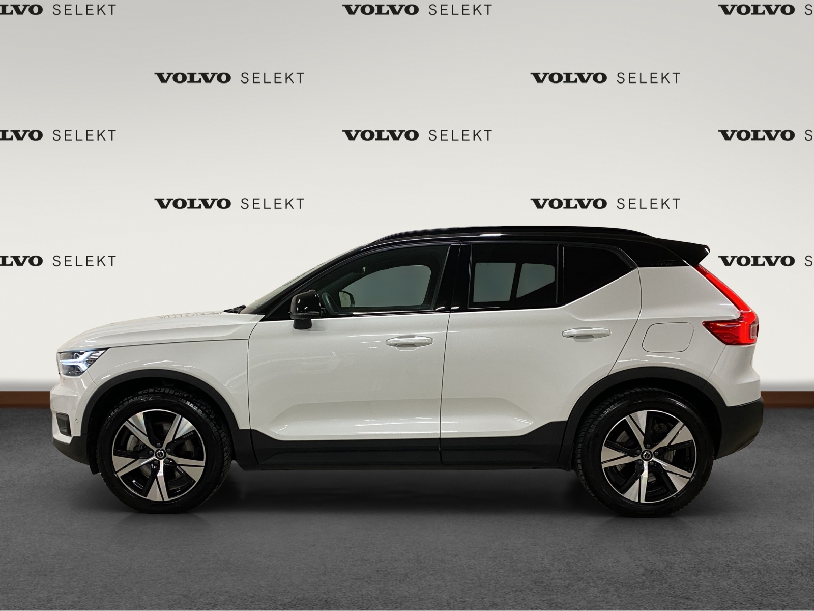 VOLVO XC40 P8 Twin Pro AWD-image-1