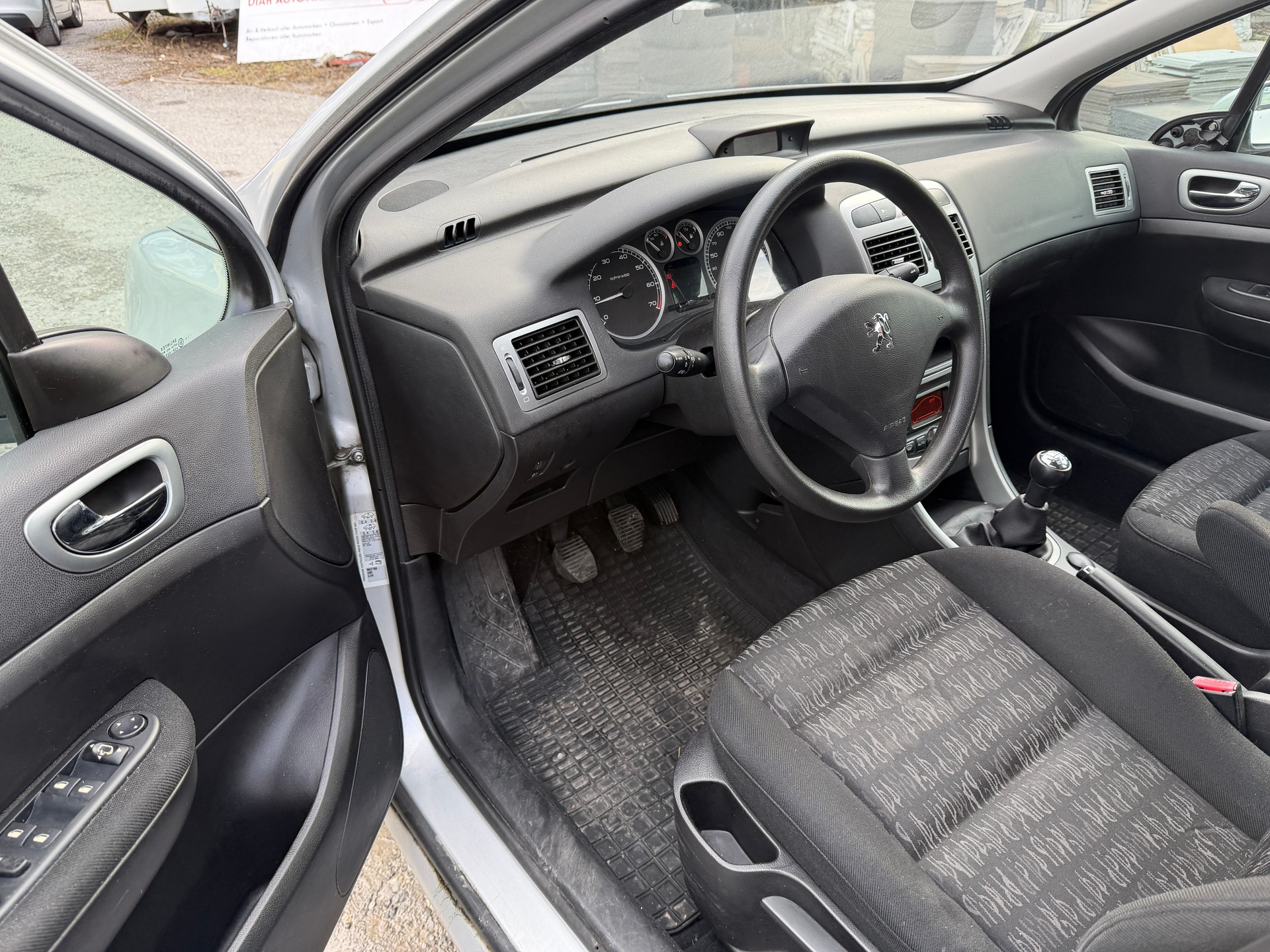PEUGEOT 307 1.6 16V XS-image-9