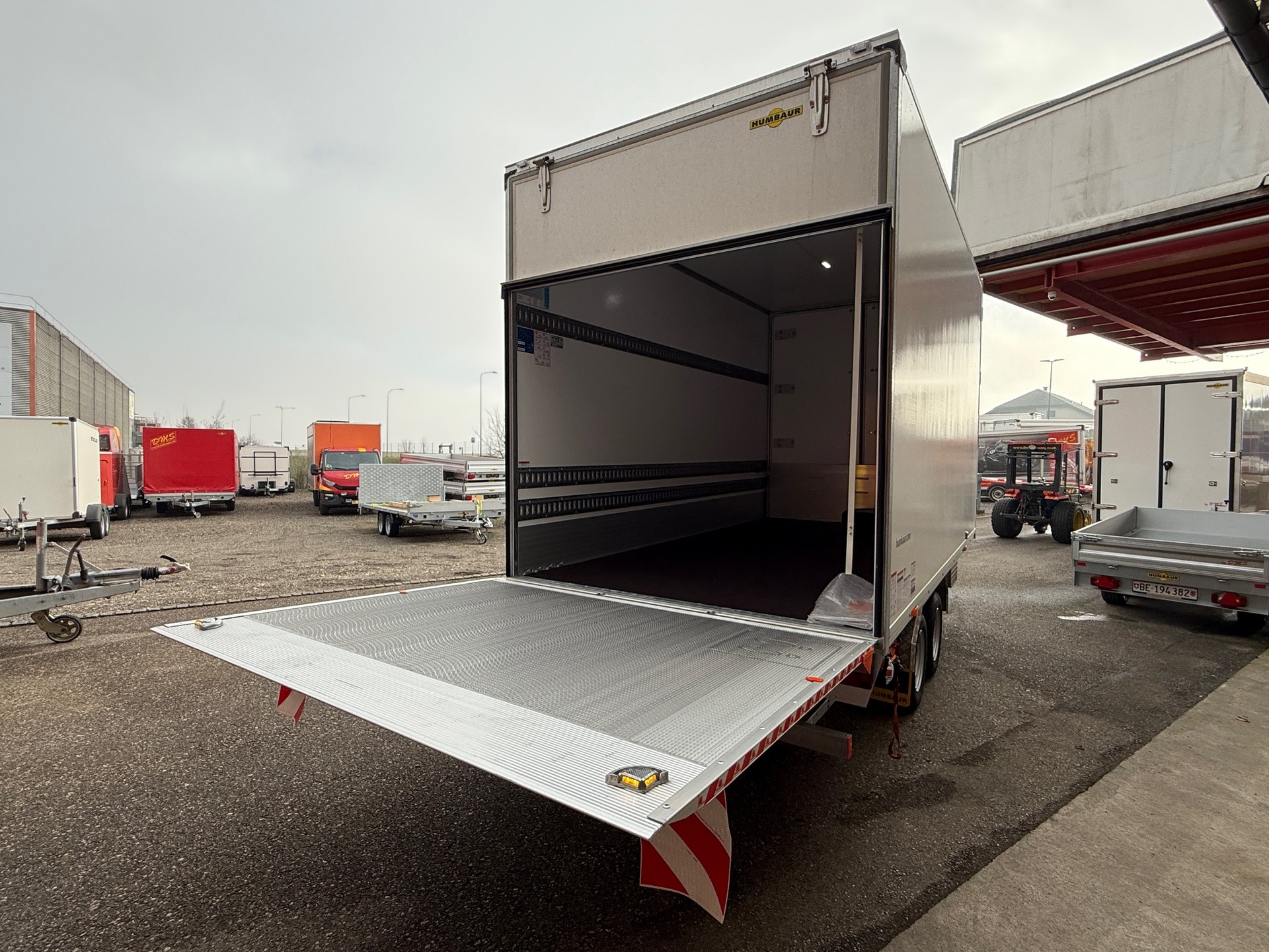 HUMBAUR Hebebühnenanhänger HB HK 354222 RZD