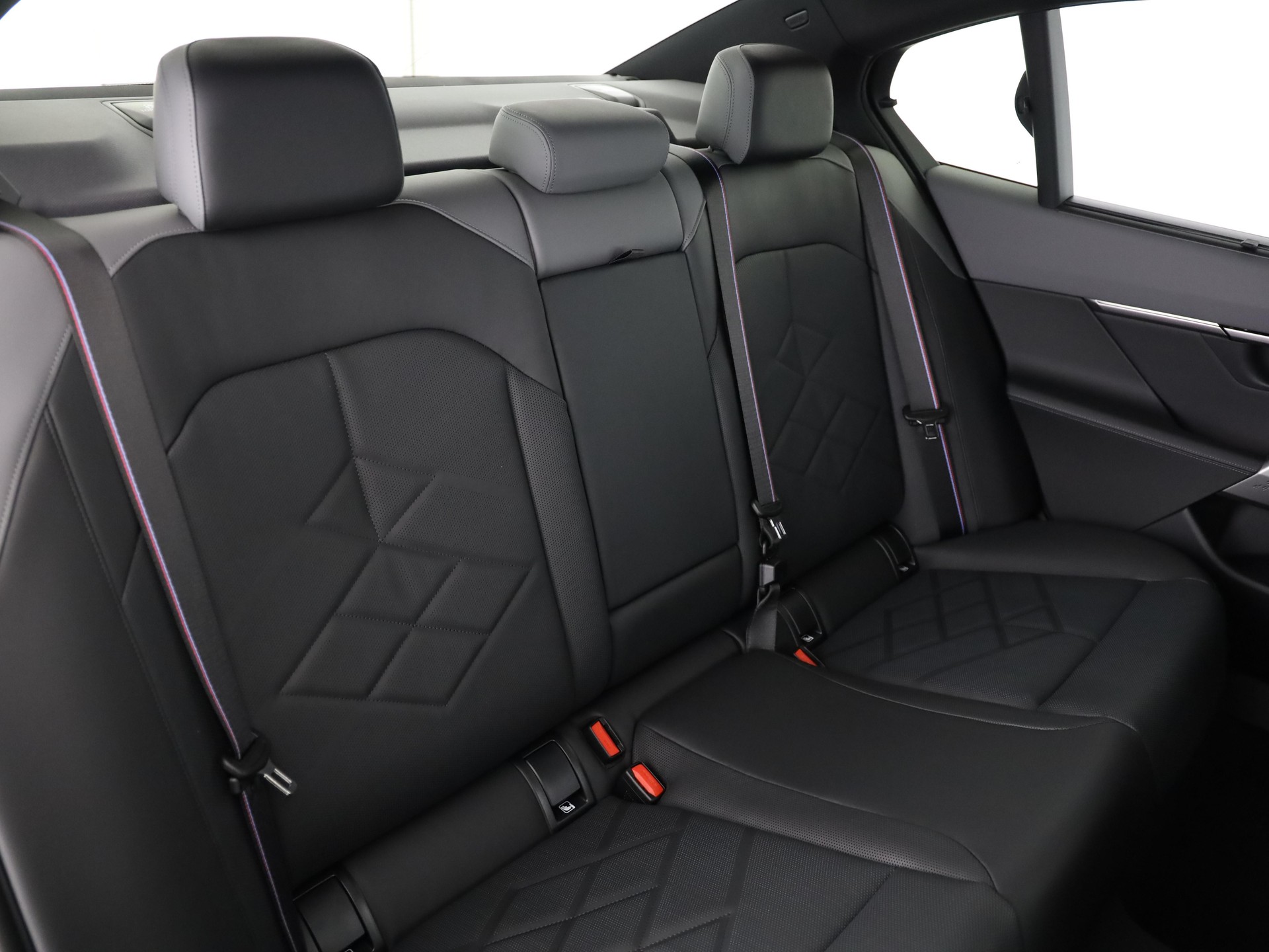 BMW 550e xDrive Limousine-image-13