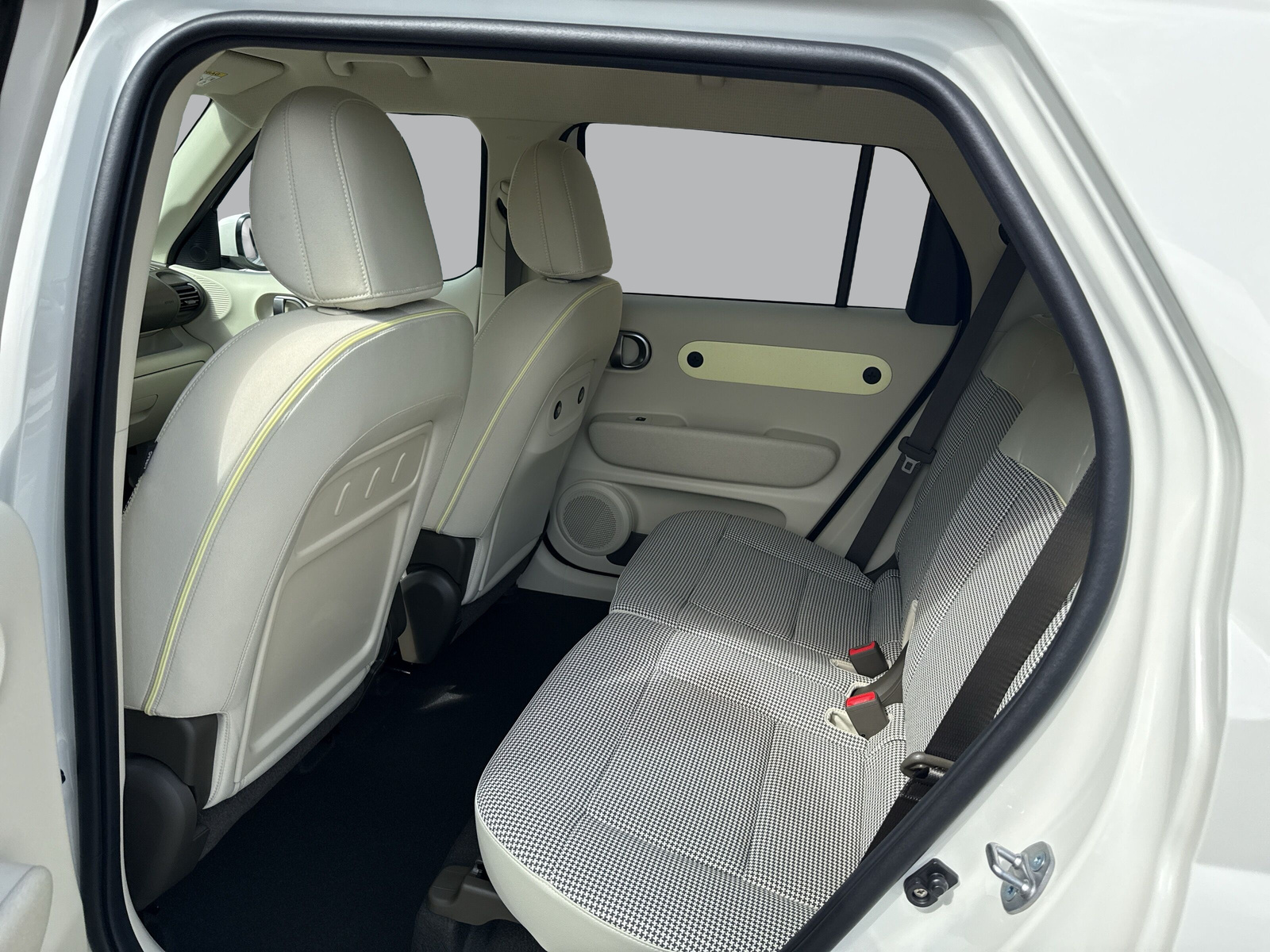 HYUNDAI Inster 49kWh Amplia-image-15