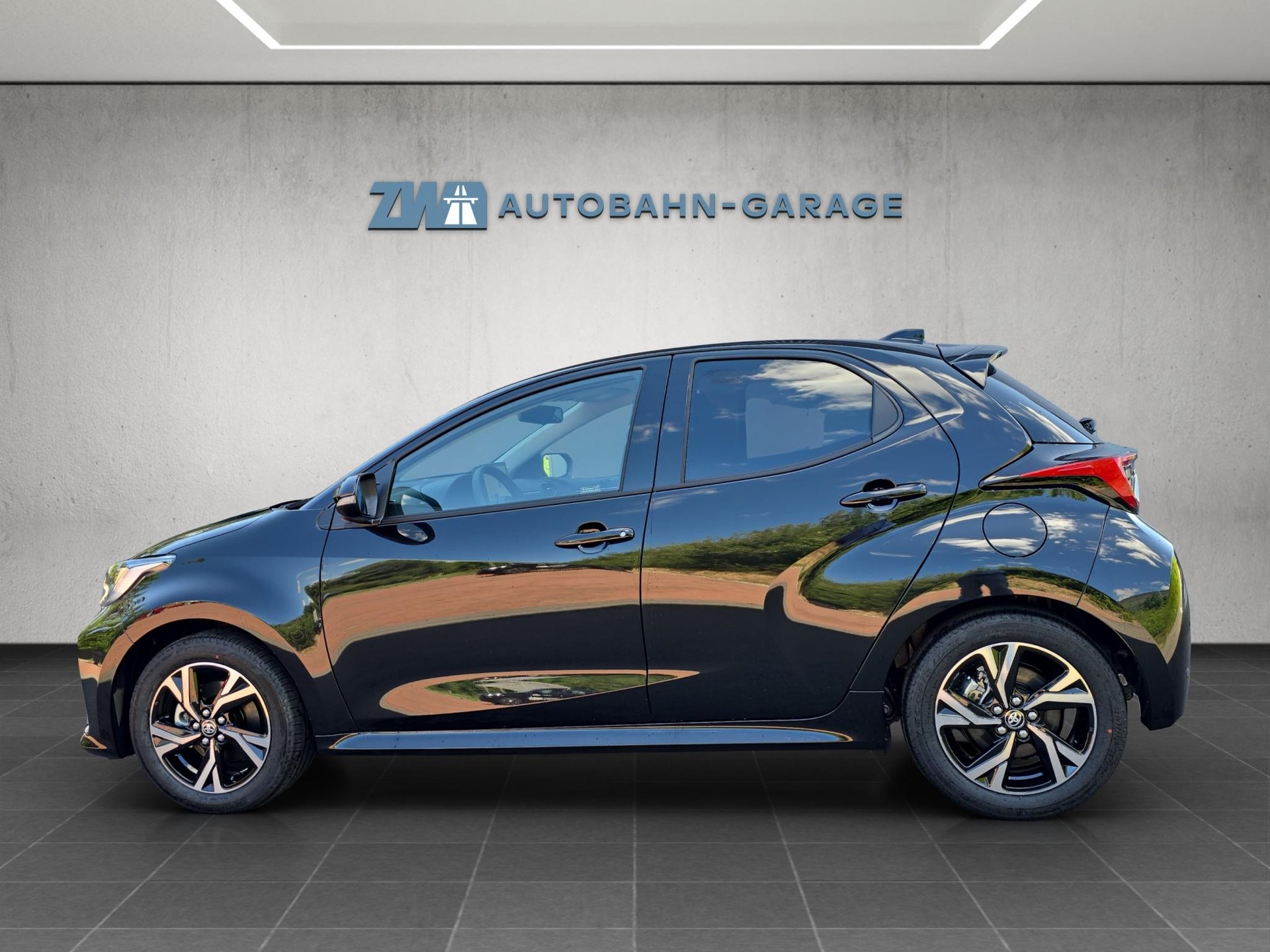 TOYOTA Yaris 1.5 VVT-i HSD Trend-image-1