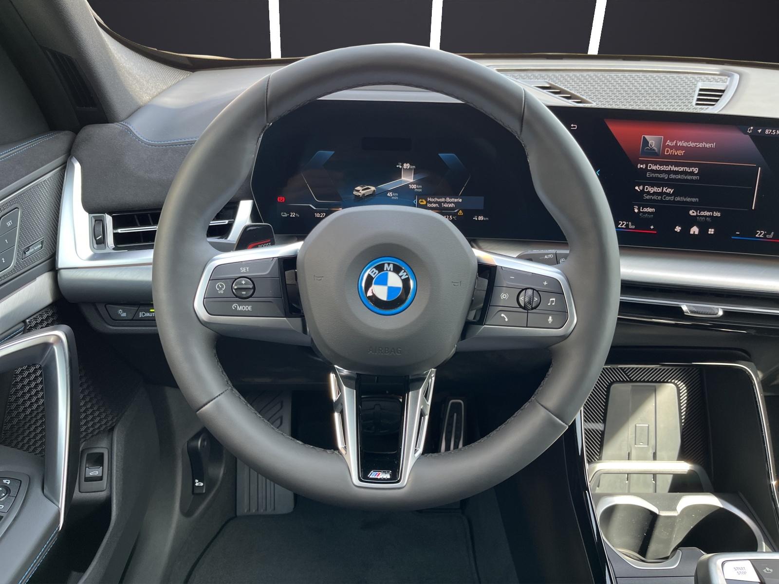 BMW iX1 30 xDrive-image-5