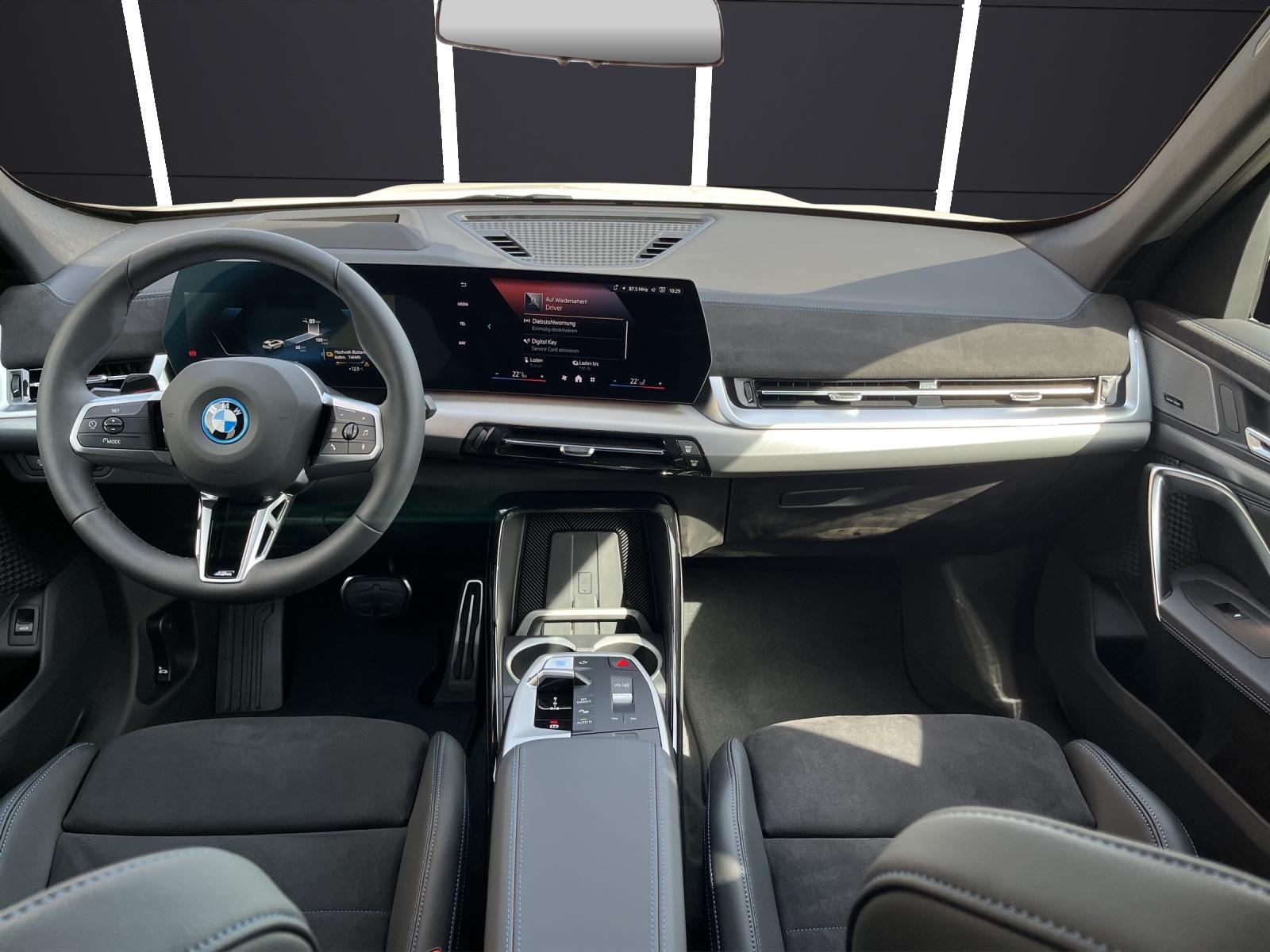 BMW iX1 30 xDrive-image-11