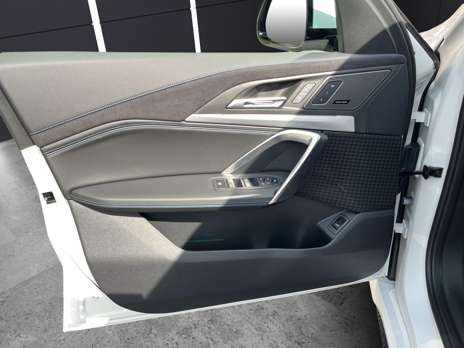 BMW iX1 30 xDrive-image-7