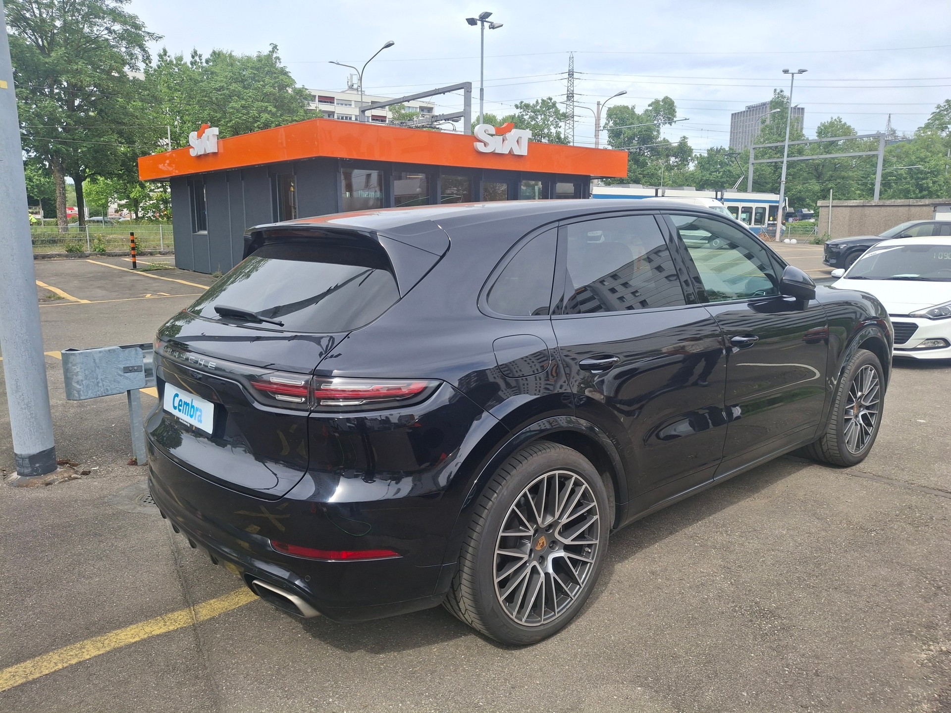 PORSCHE Cayenne-image-2