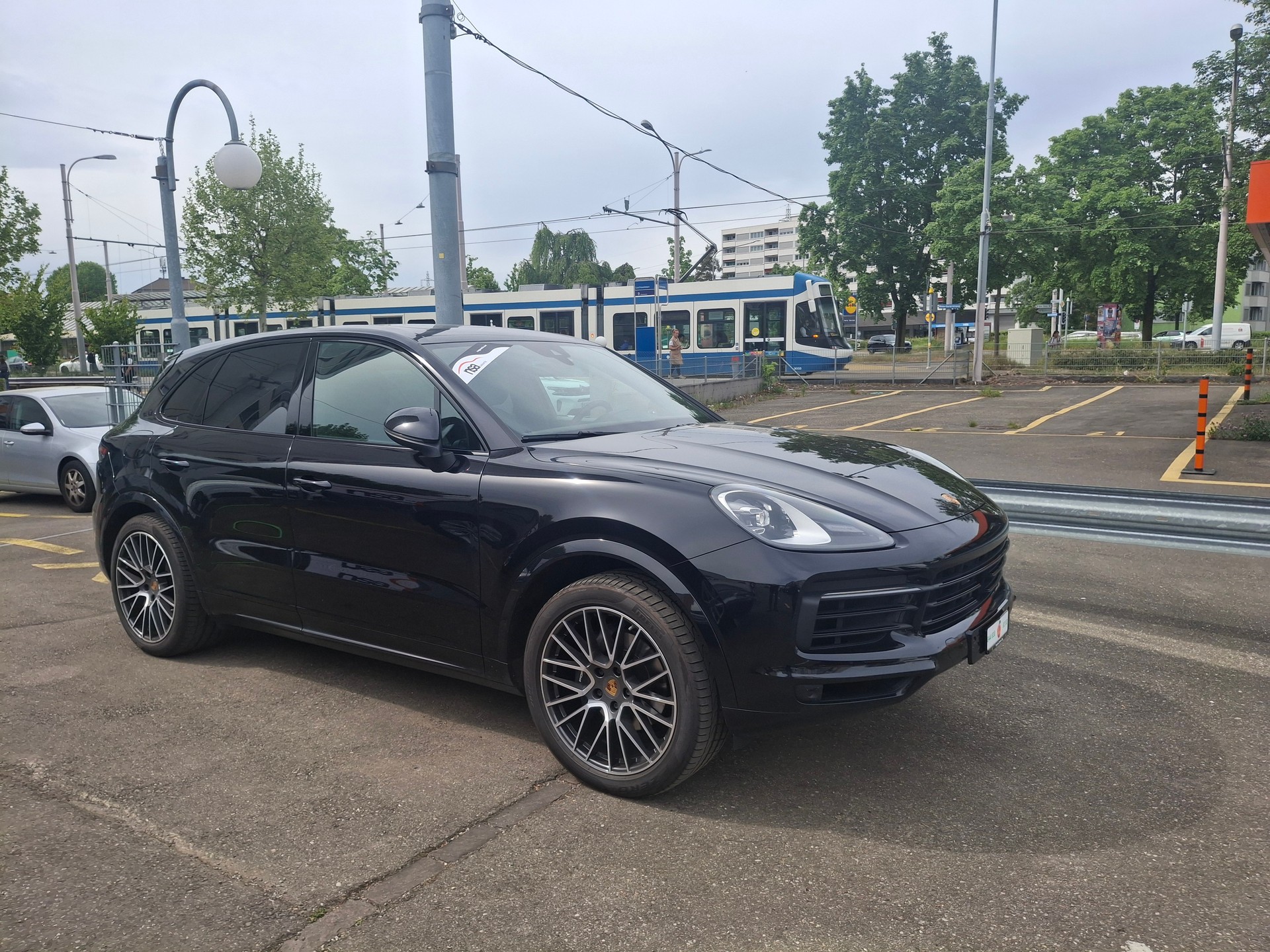 PORSCHE Cayenne-image-1