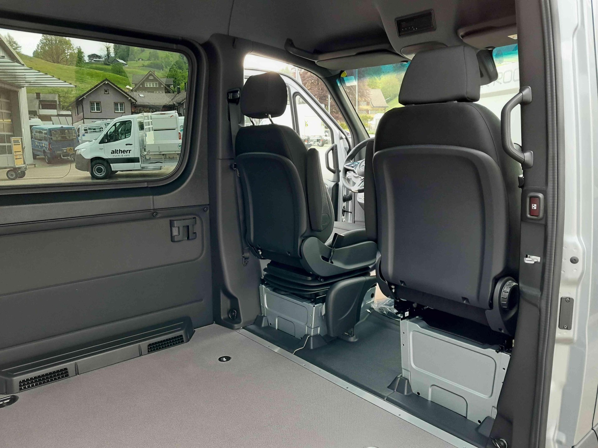 MERCEDES-BENZ Sprinter 519 CDI PRO KA eL 4x2-image-18
