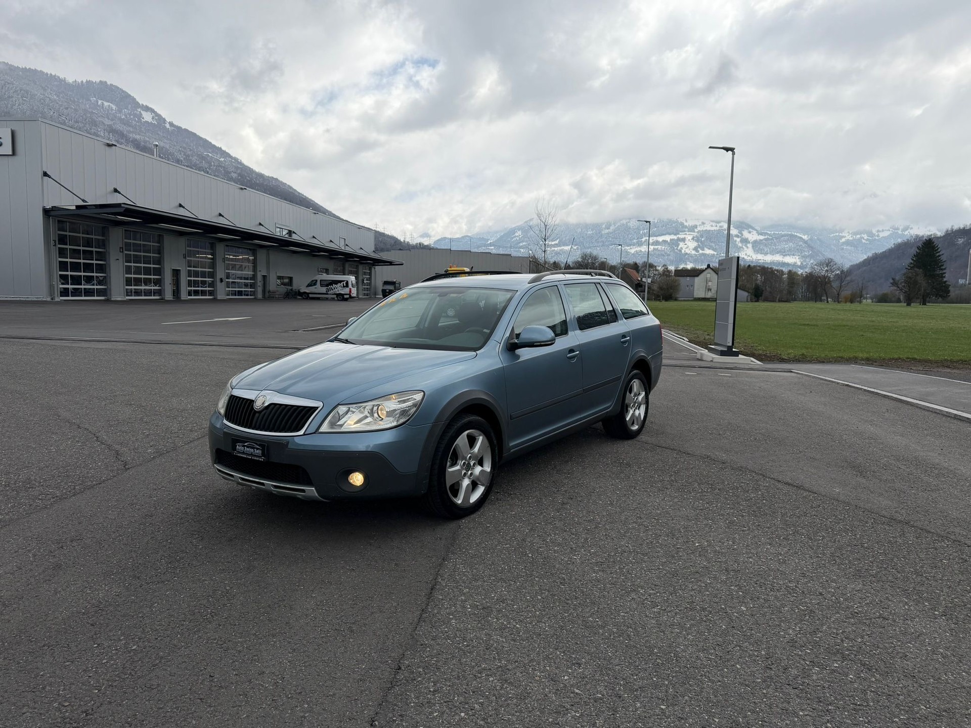 SKODA Octavia Combi 1.8 TSI Scout 4x4-image-1