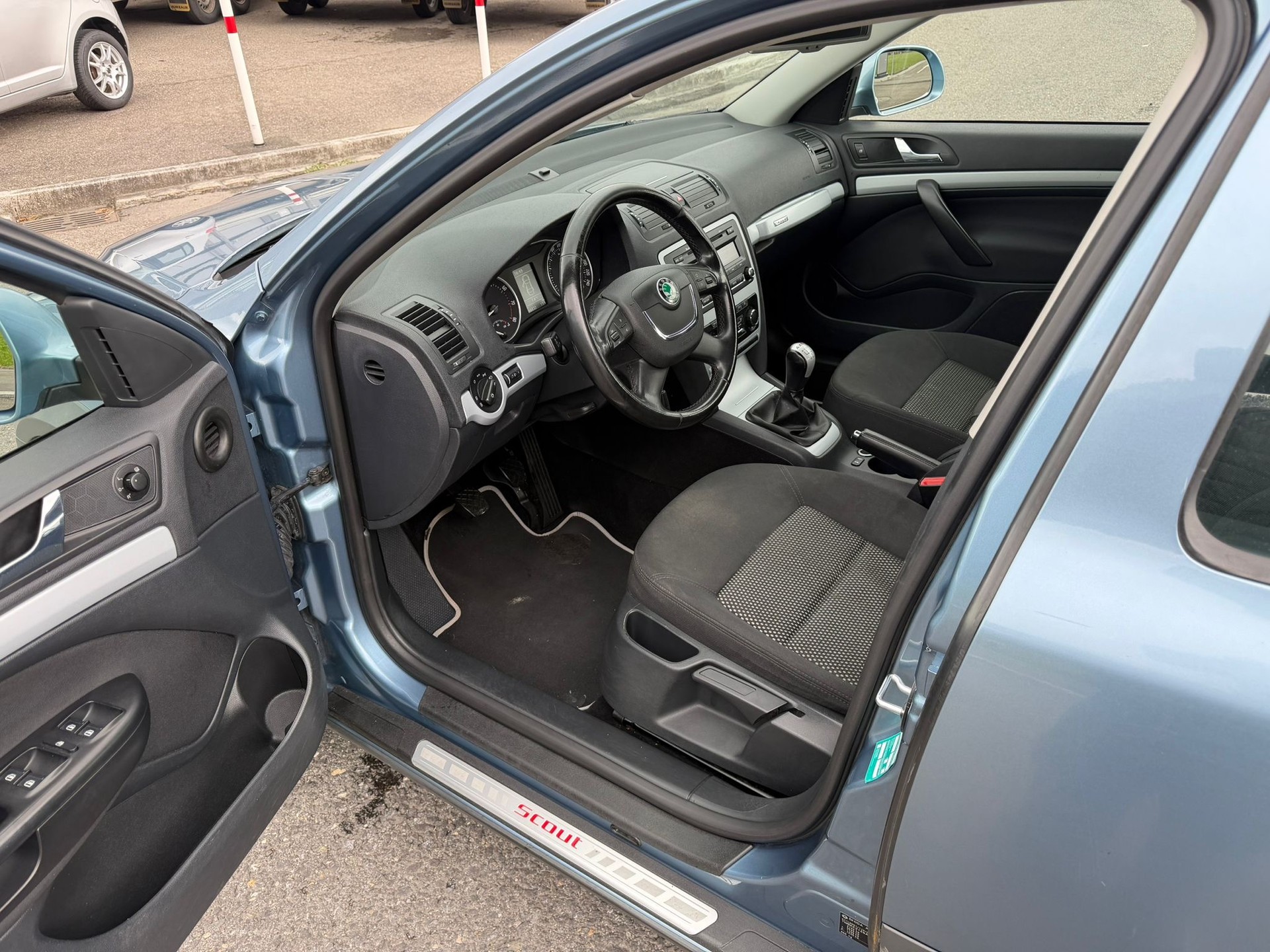 SKODA Octavia Combi 1.8 TSI Scout 4x4-image-5