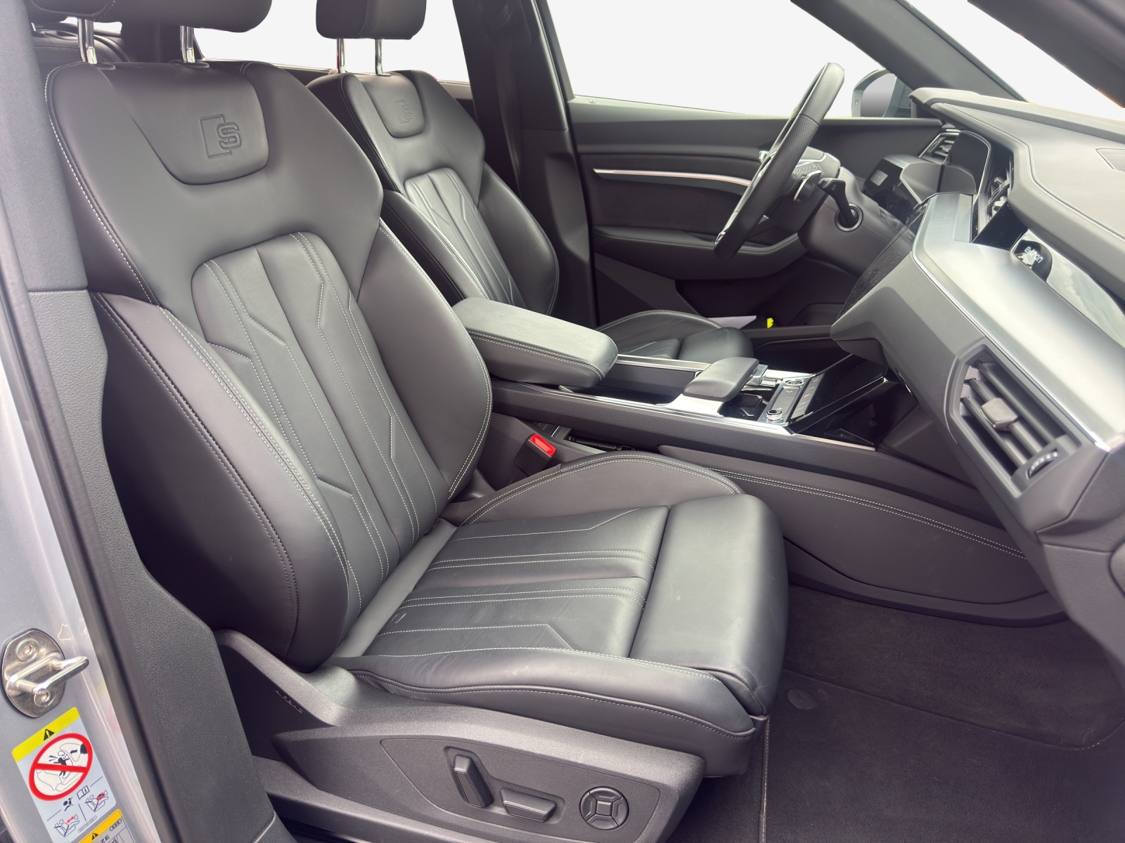 AUDI e-tron 55 S Line Black Edition quattro-image-15