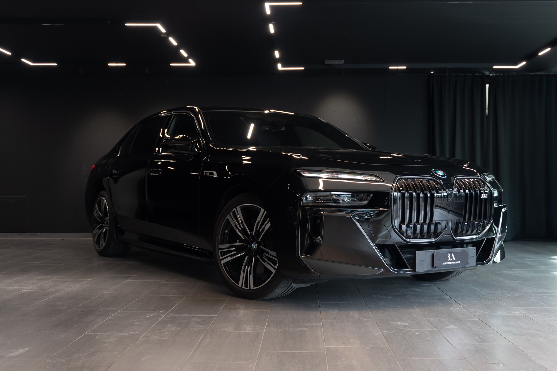 BMW M760e xDrive Steptronic / Panorama-Glasdach Sky Lounge / BMW Curved Display / B&W / Sehr hohe Ausstattung / uvm..