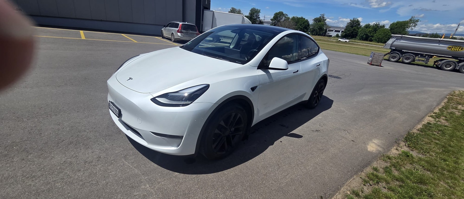 TESLA MODEL Y "LONG RANGE" "DUAL MOTOR" MIT 24`600 KM. BATTERIE: 97,39 % !! TOP ZUSTAND !!-image-8