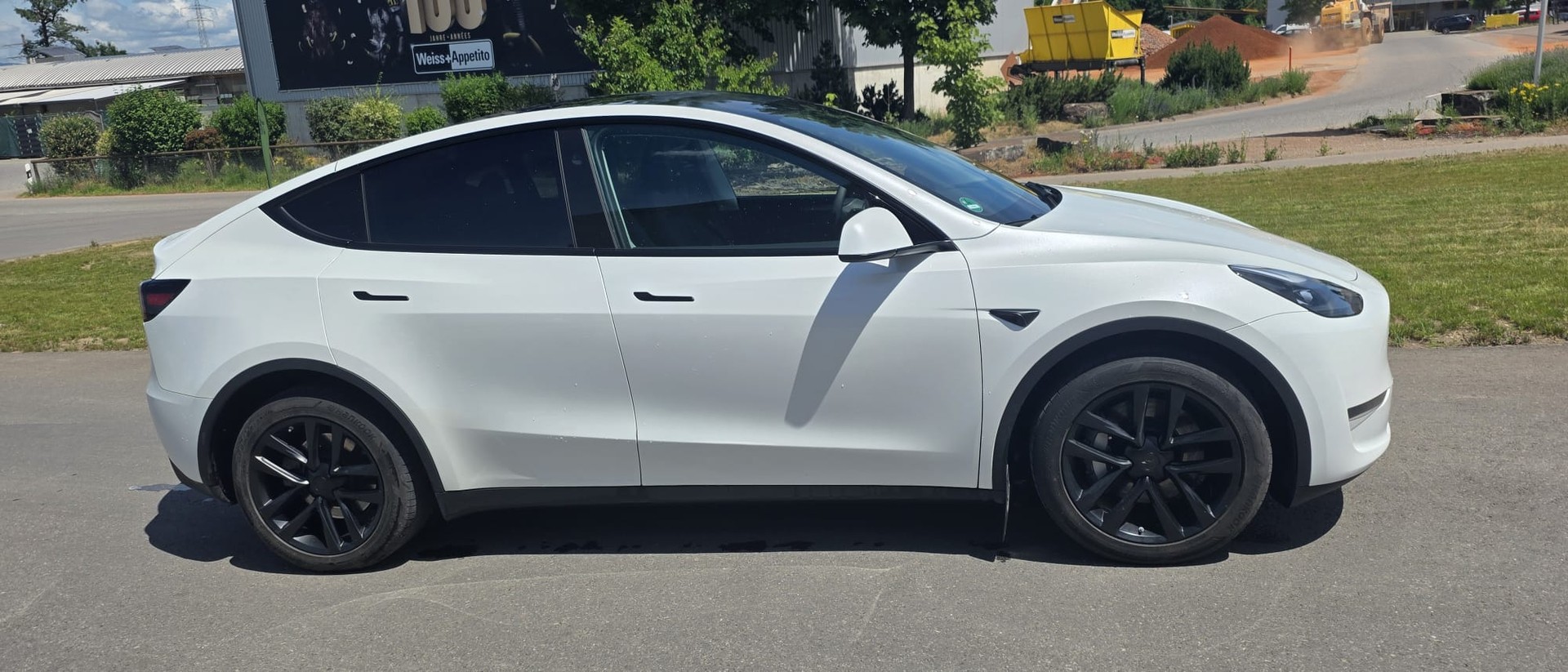 TESLA MODEL Y "LONG RANGE" "DUAL MOTOR" MIT 24`600 KM. BATTERIE: 97,39 % !! TOP ZUSTAND !!-showroom-element-2