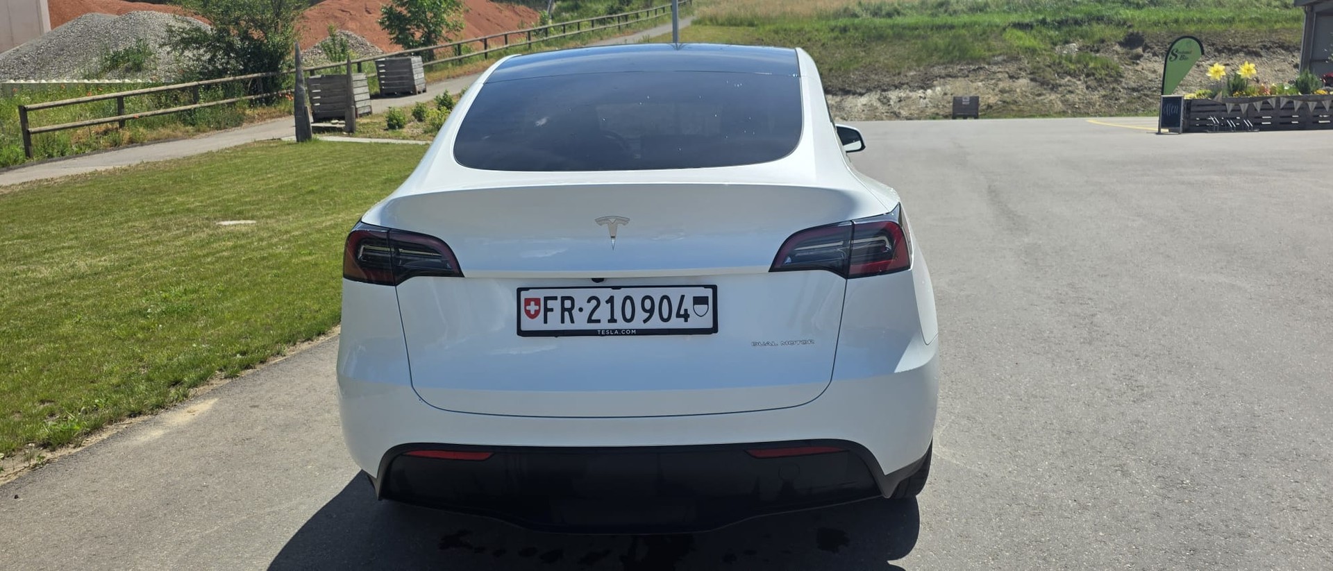 TESLA MODEL Y "LONG RANGE" "DUAL MOTOR" MIT 24`600 KM. BATTERIE: 97,39 % !! TOP ZUSTAND !!-image-13