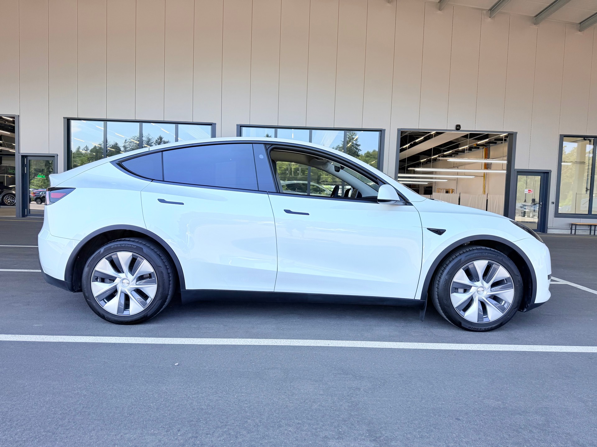 TESLA MODEL Y "LONG RANGE" "DUAL MOTOR" MIT 24`600 KM. BATTERIE: 97,39 % !! TOP ZUSTAND !!-showroom-element-1
