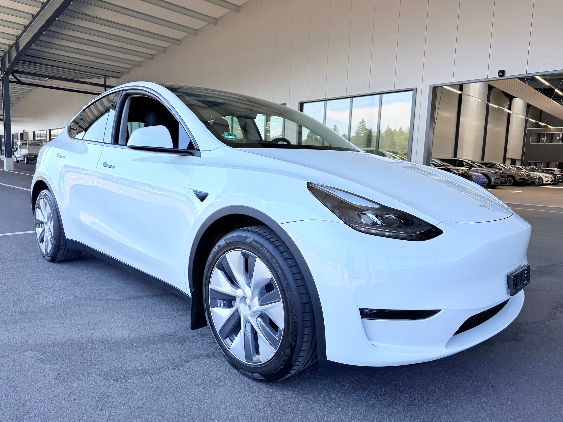 TESLA MODEL Y "LONG RANGE" "DUAL MOTOR" MIT 24`600 KM. BATTERIE: 97,39 % !! TOP ZUSTAND !!