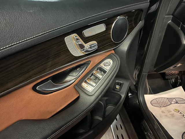 MERCEDES-BENZ GLC 250 AMG Line 4Matic 9G-Tronic-image-9