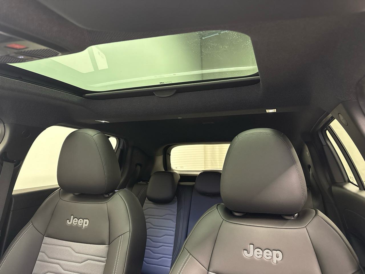 JEEP Avenger 1.2 Turbo MHEV Overland Sky 4xe-image-4