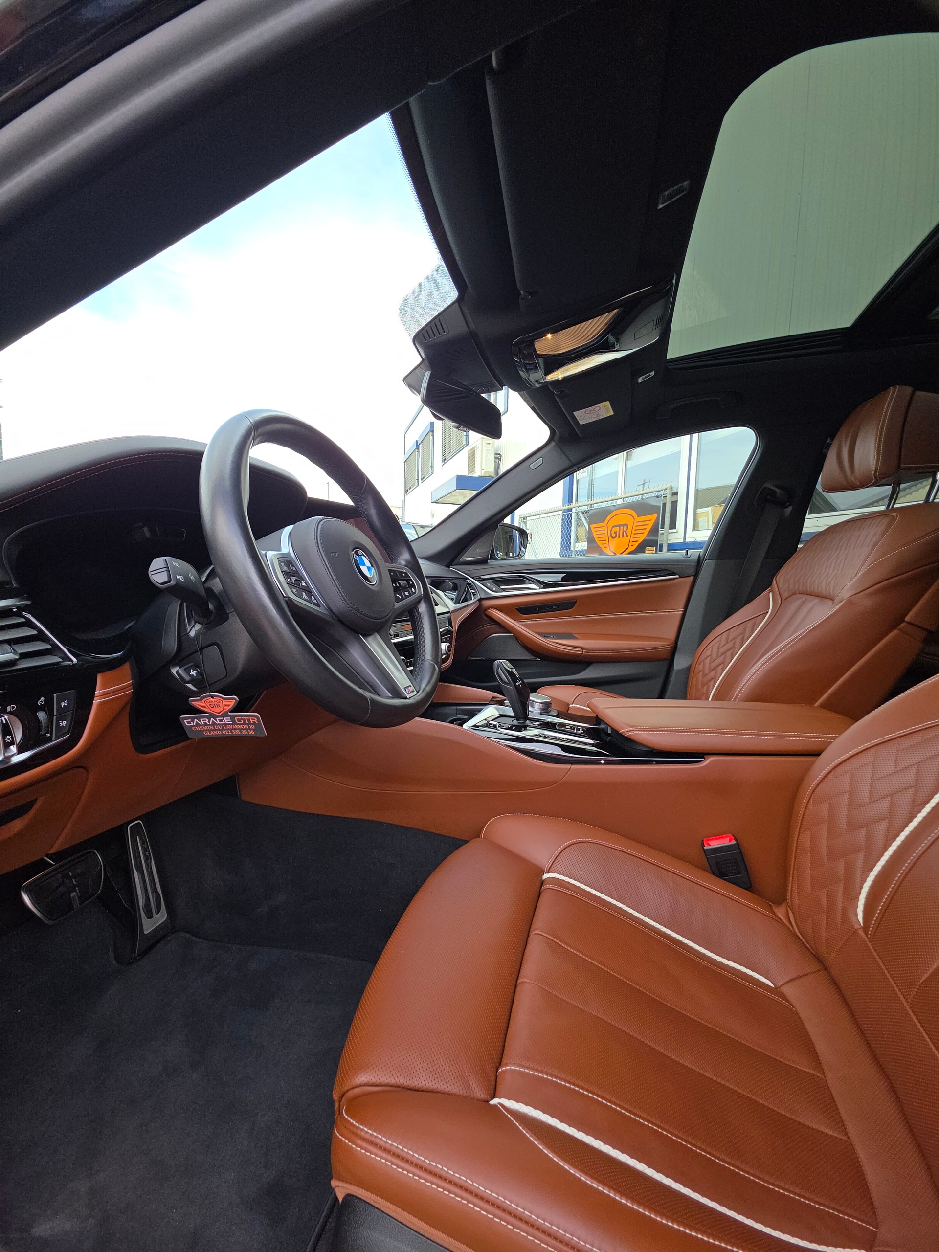 BMW 530e xDrive Touring M Sport Steptronic-image-6