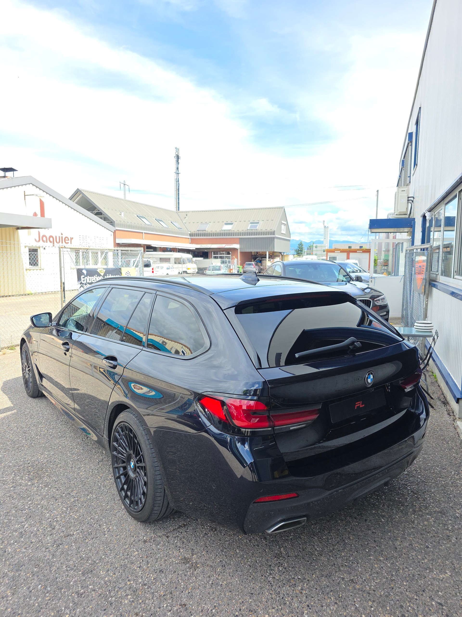 BMW 530e xDrive Touring M Sport Steptronic-image-5