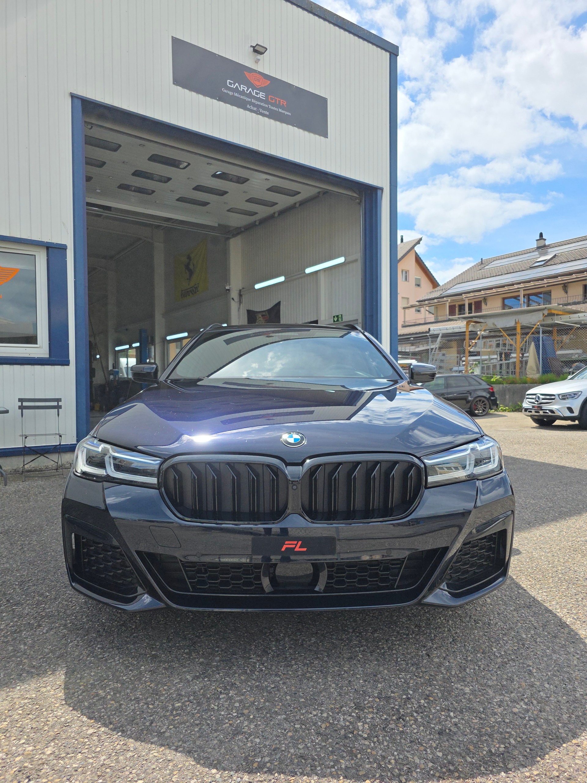 BMW 530e xDrive Touring M Sport Steptronic-image-1