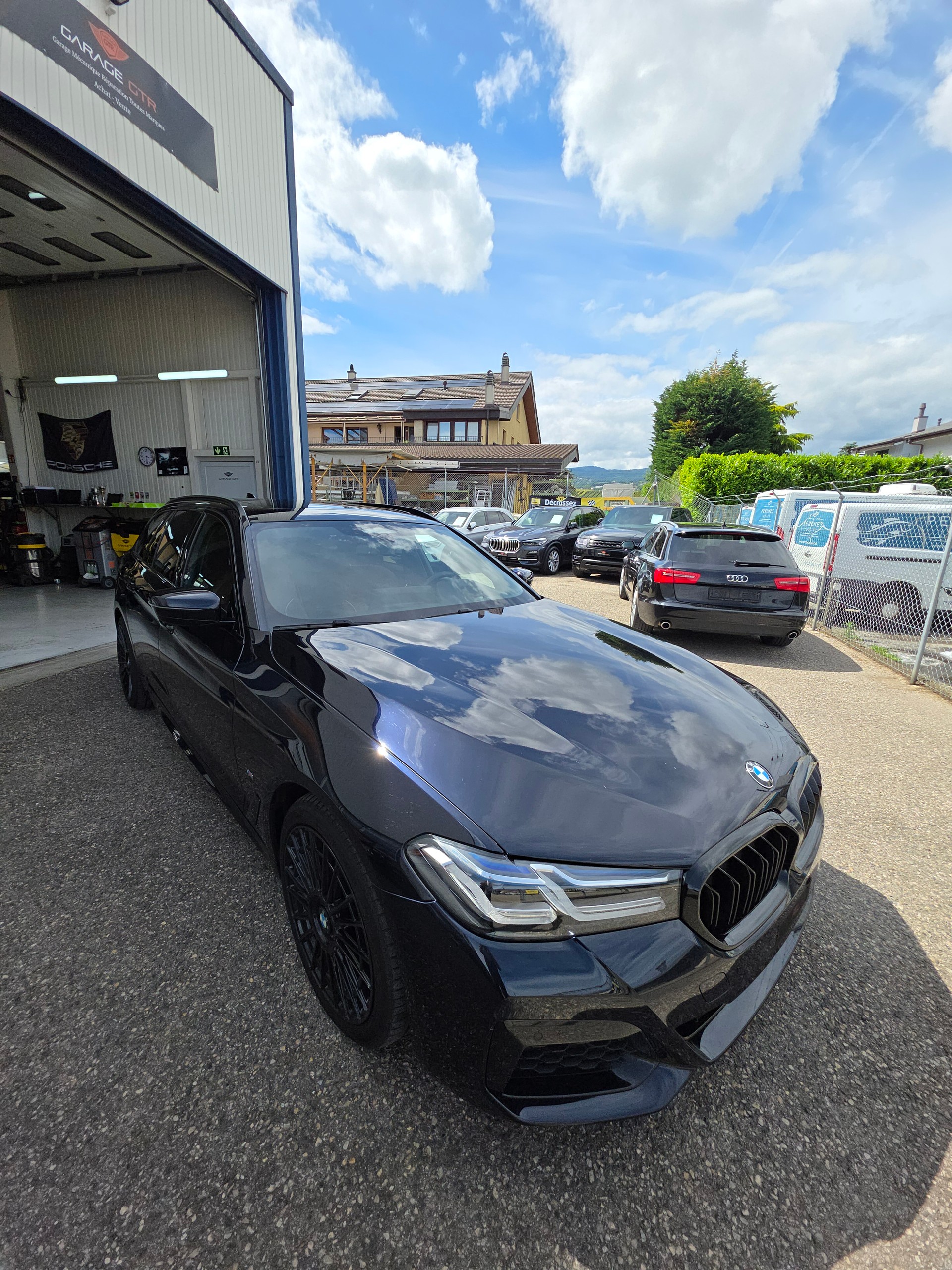 BMW 530e xDrive Touring M Sport Steptronic-image-2